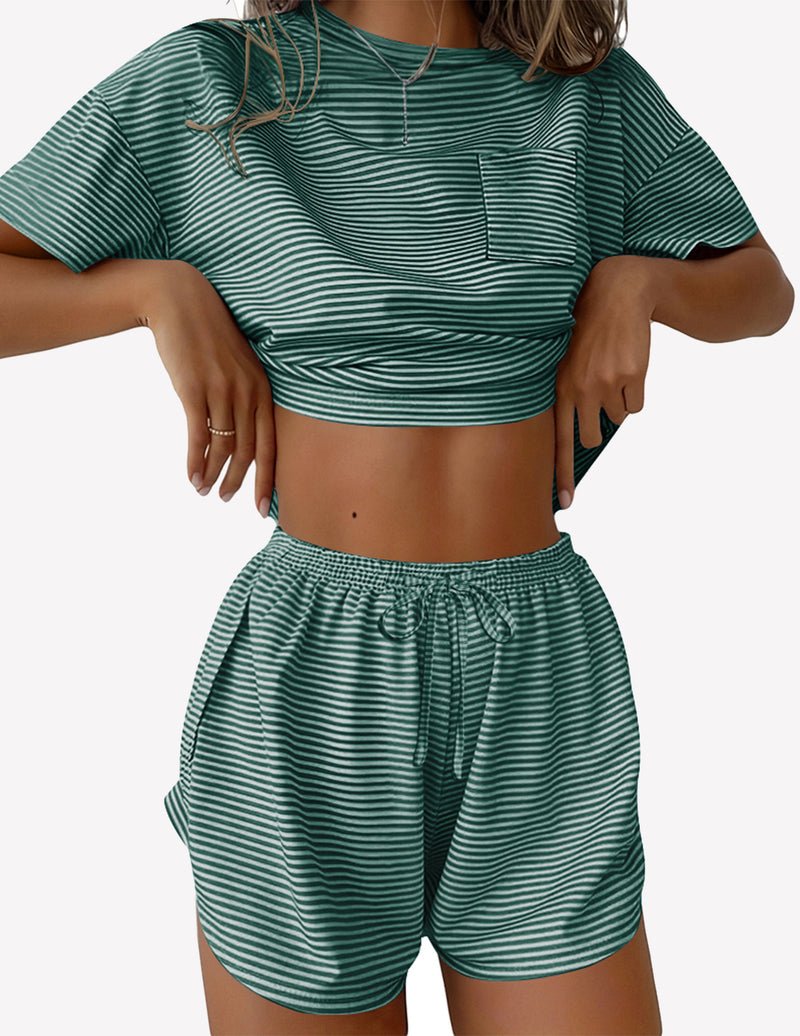 Grüner gestreifter 2-teiliger Pyjama: kurzes T-Shirt und Shorts mit elastischem Bund, Kordelzug