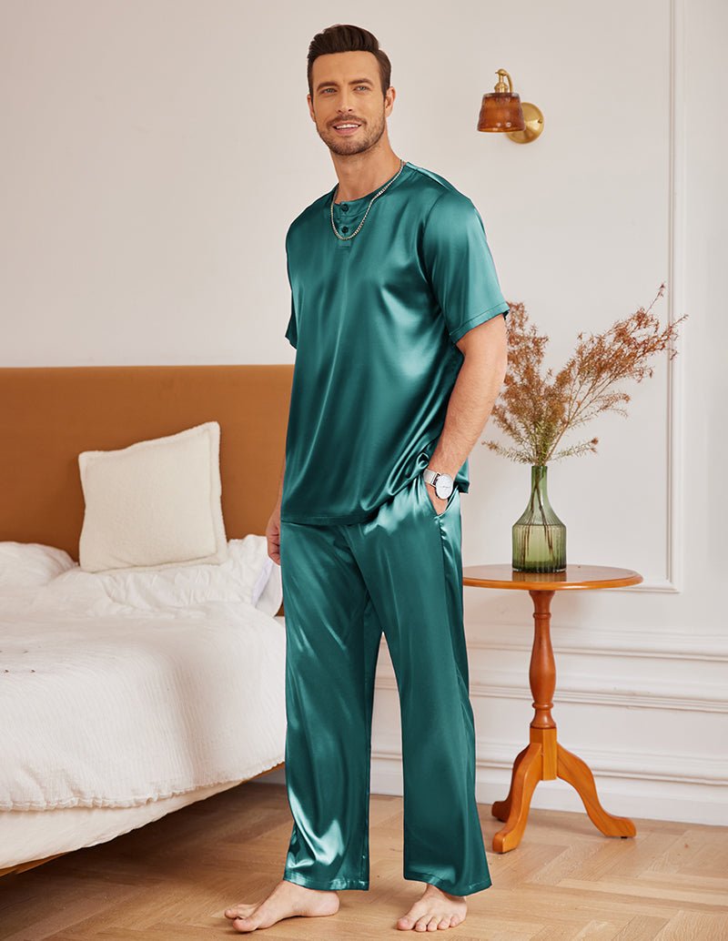 Grünes Satin-Schlafanzug-Set für Herren: Kurzarmshirt und lange, weite Pyjamahose