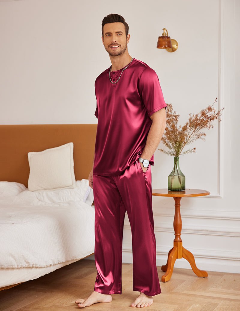 Weinrotes Satin-Schlafanzug-Set: Kurzarmshirt mit Rundhalsausschnitt und langen Pyjamahosen