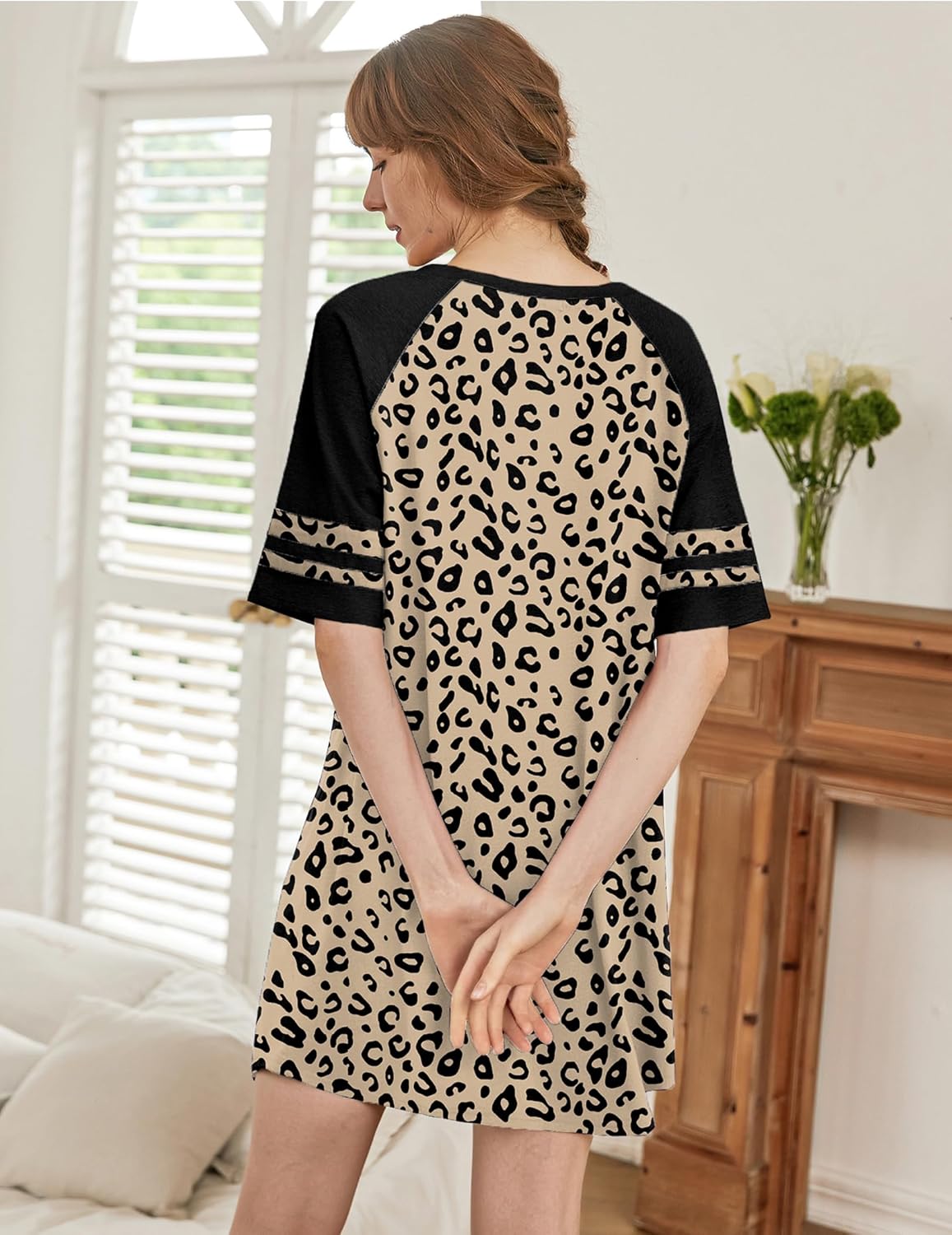 Nightgown leopardo crema con panel negro trasero y mangas con rayas