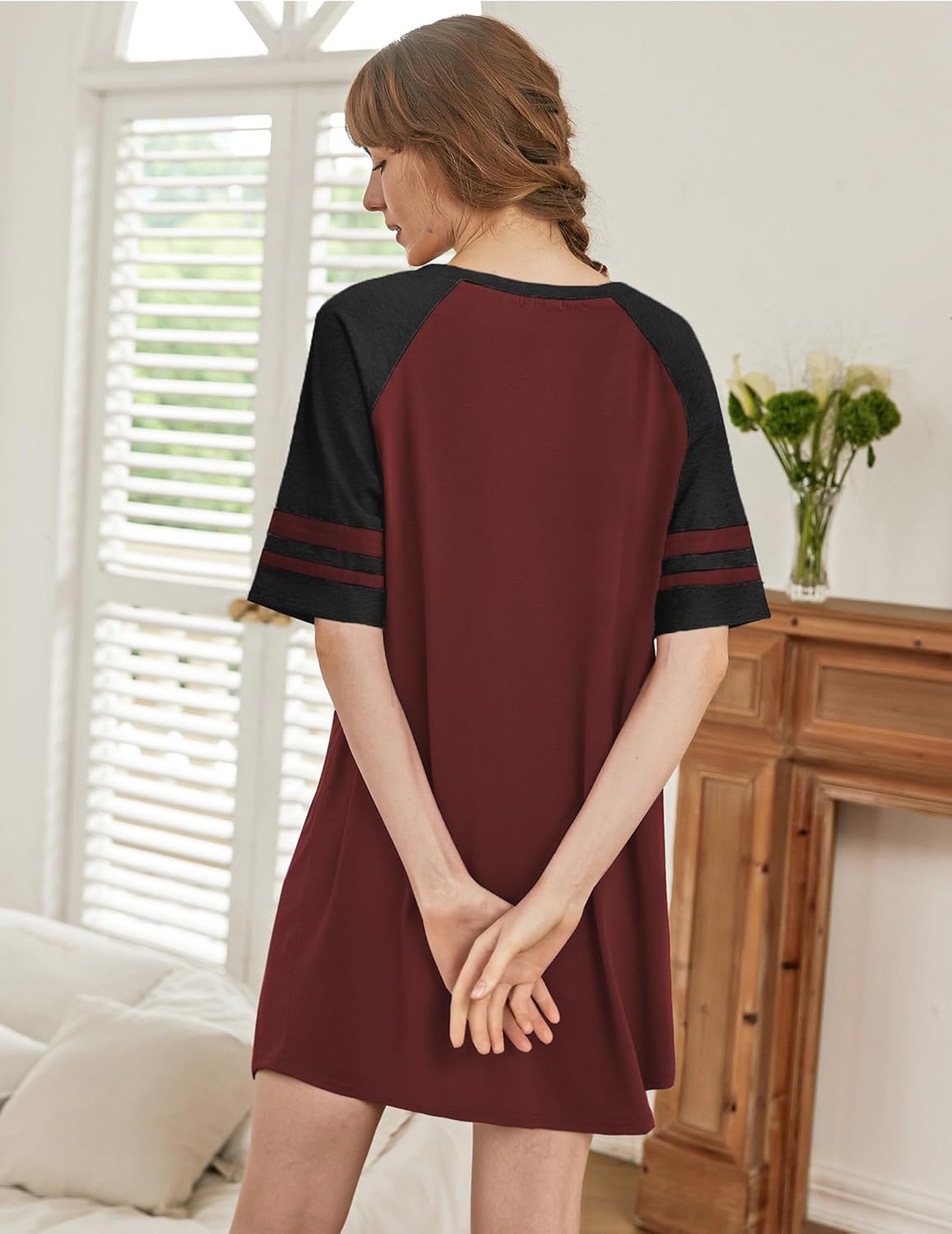 Nightgown burdeos y negro, vista trasera con panel central y rayas en mangas