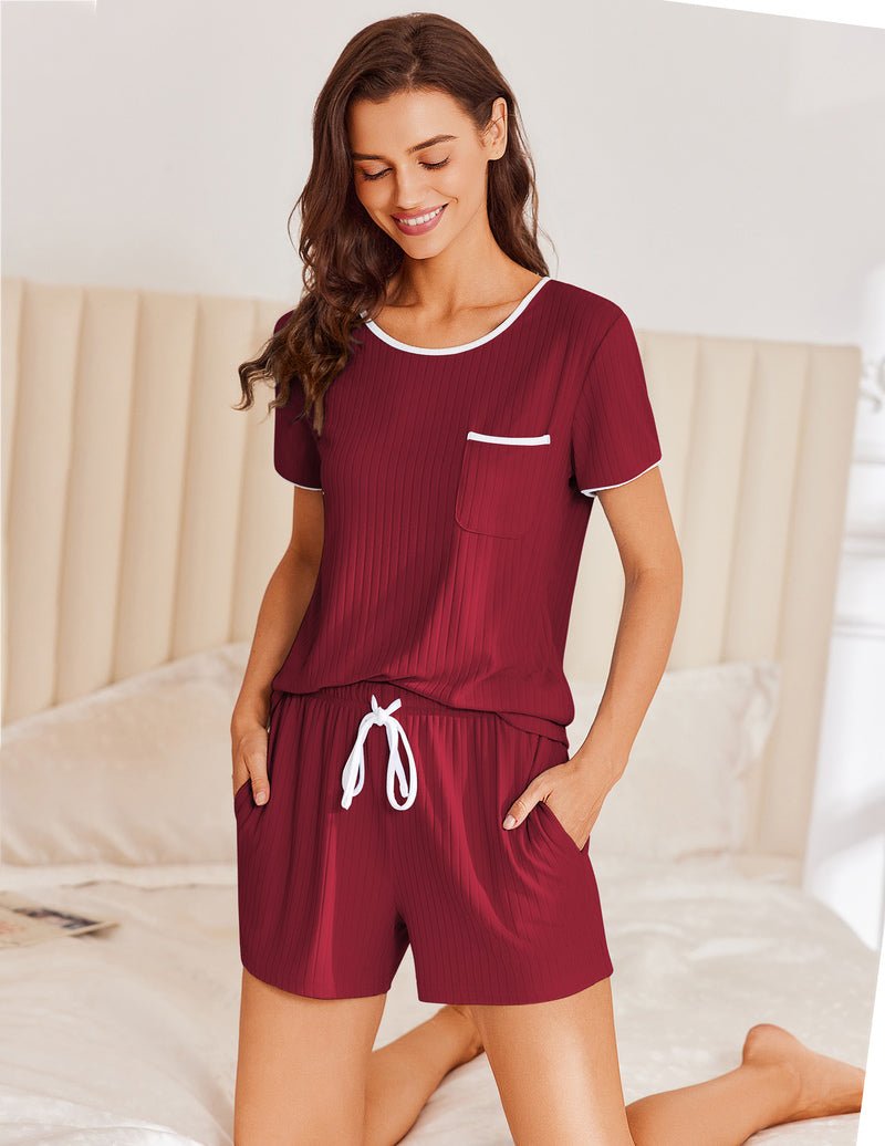 Weinrotes Pyjama-Set mit geripptem T-Shirt und Soft-Shorts, weißem Kontrastbesatz