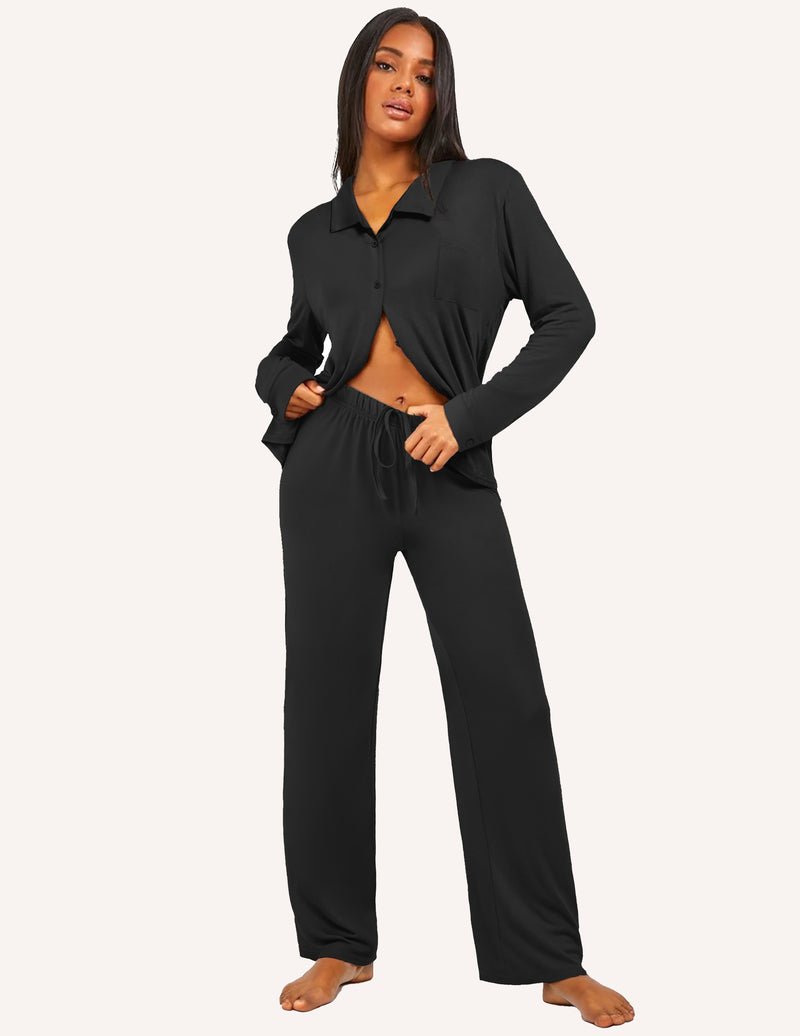 Schwarzes Pyjama-Set am Modell: Langarmhemd mit Knopfkragen und lange Hose