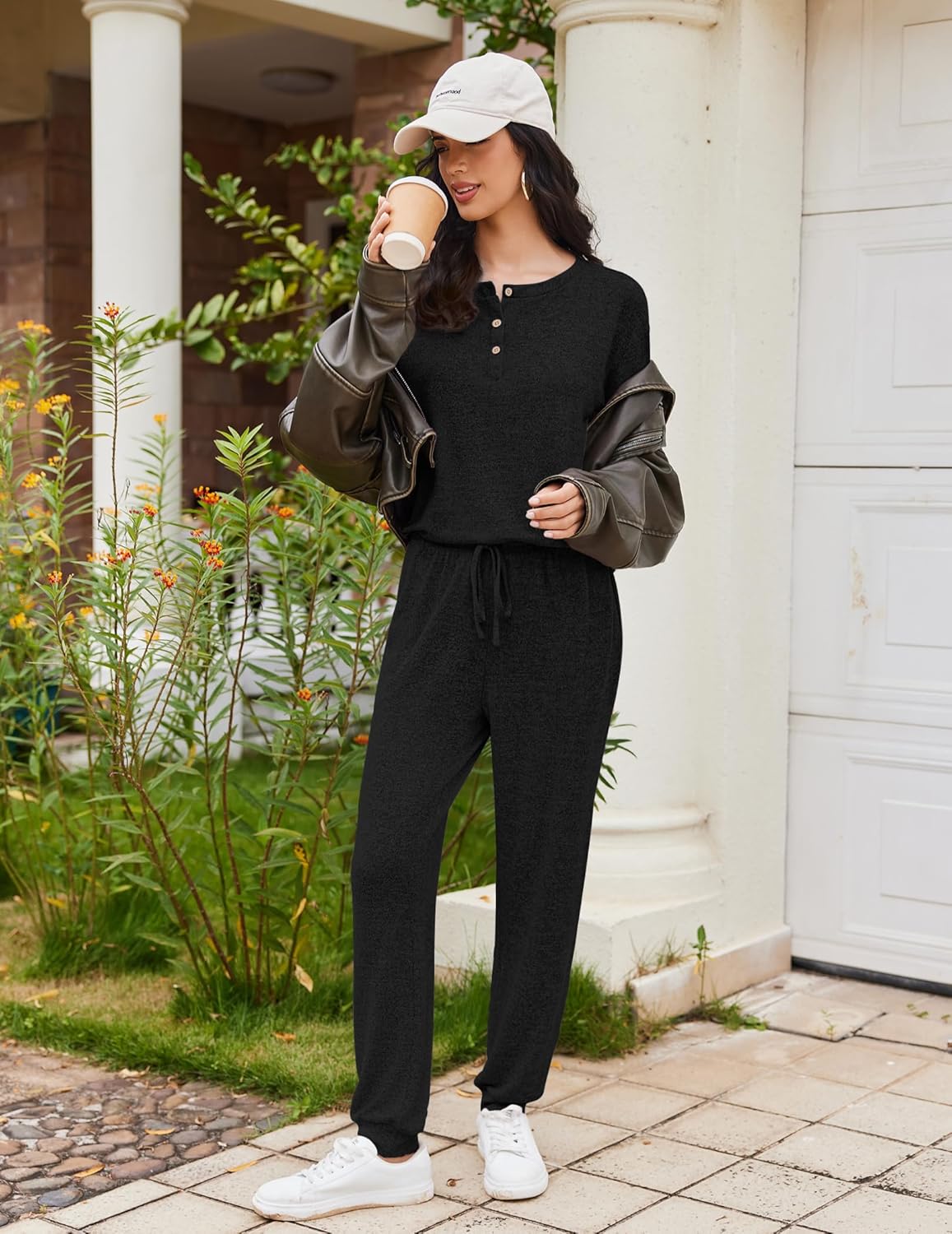 Ensemble pyjama manches longues noir, encolure boutonnée, pantalon à cordon, coupe détente