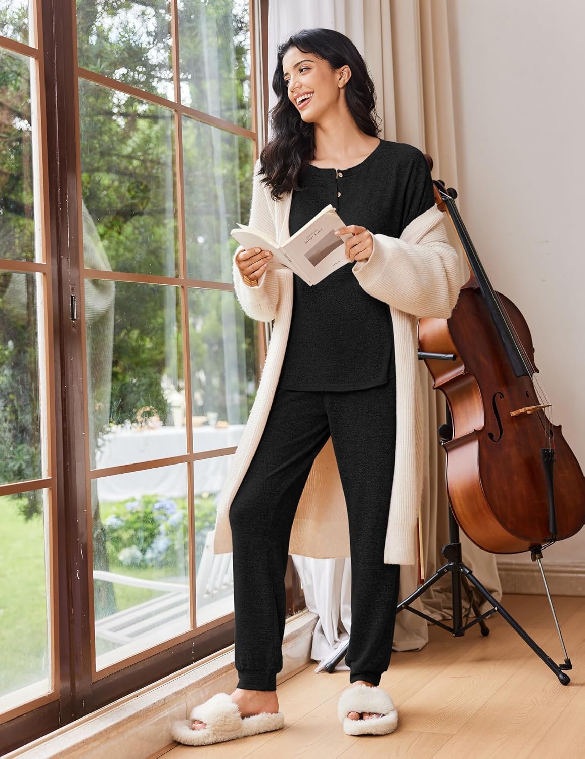 Ensemble pyjama manches longues noir, encolure boutonnée, pantalon à cordon et chevilles élastiques