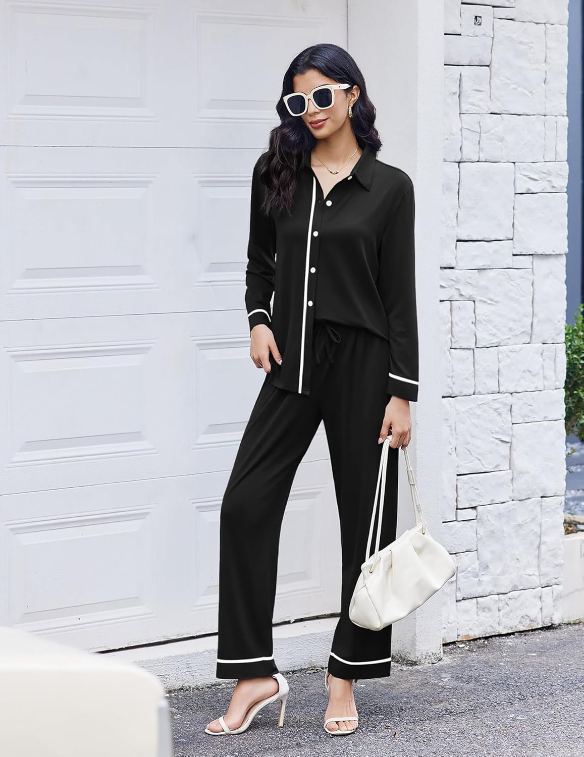 Pajama set noir deux pièces: chemise boutonnée longue et pantalon à liseré blanc