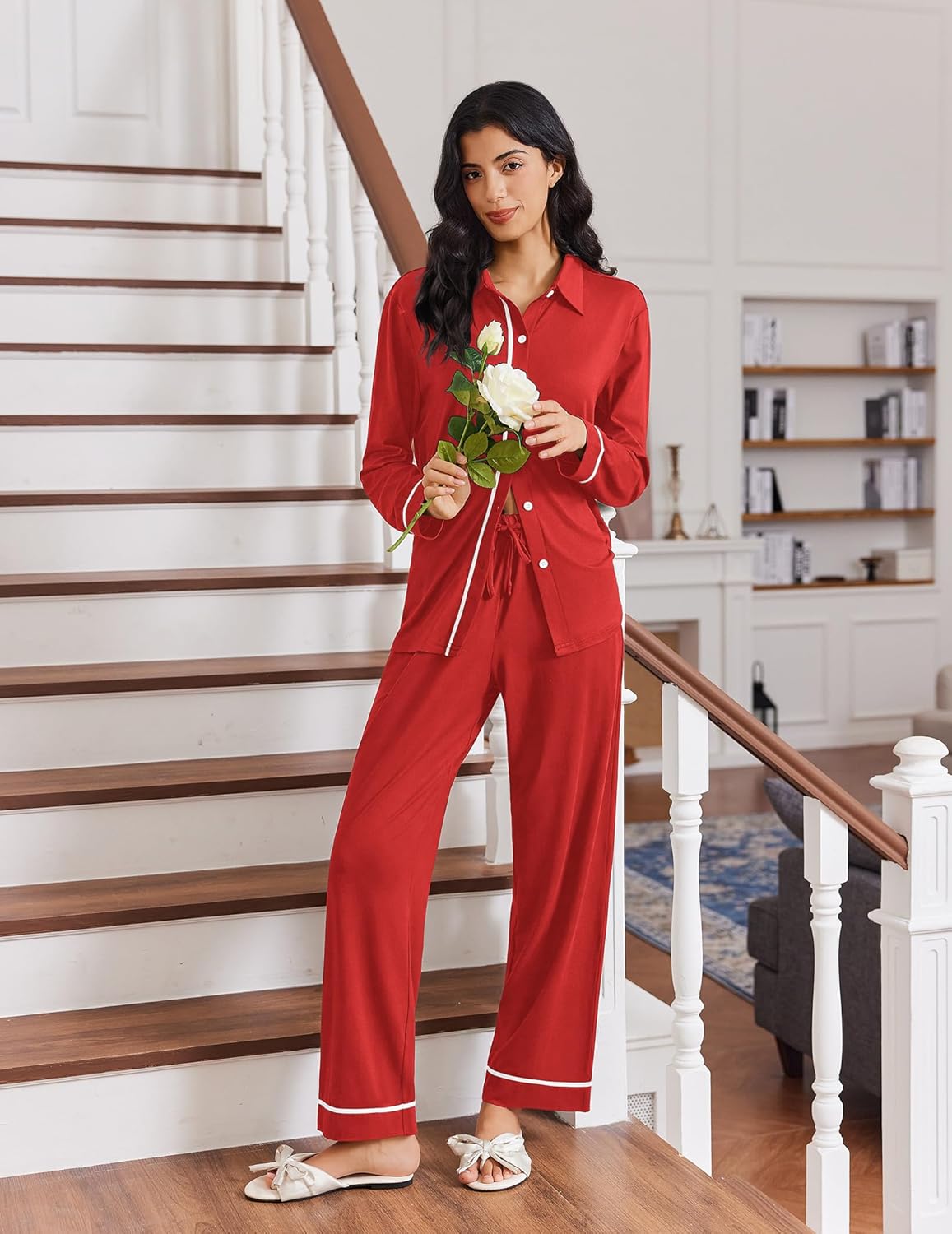 Ensemble pyjama rouge: chemise boutonnée et pantalon long avec détail floral