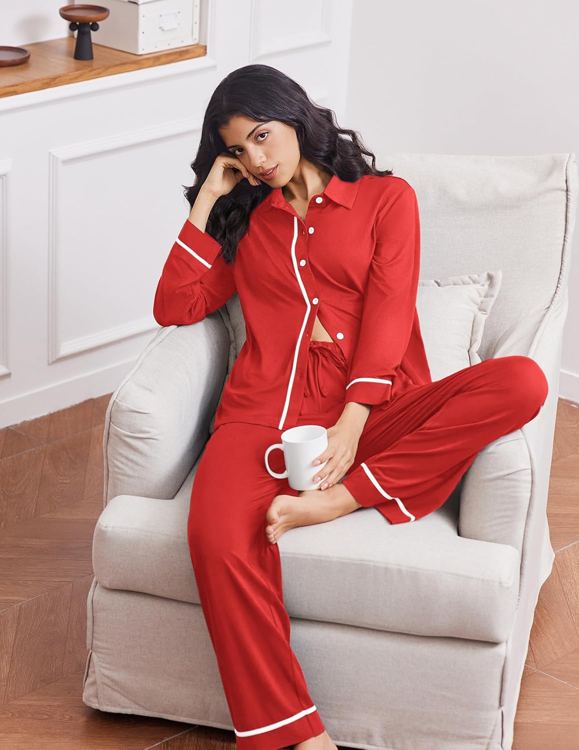 Ensemble pyjama rouge à manches longues boutonnées et pantalon avec liserés blancs