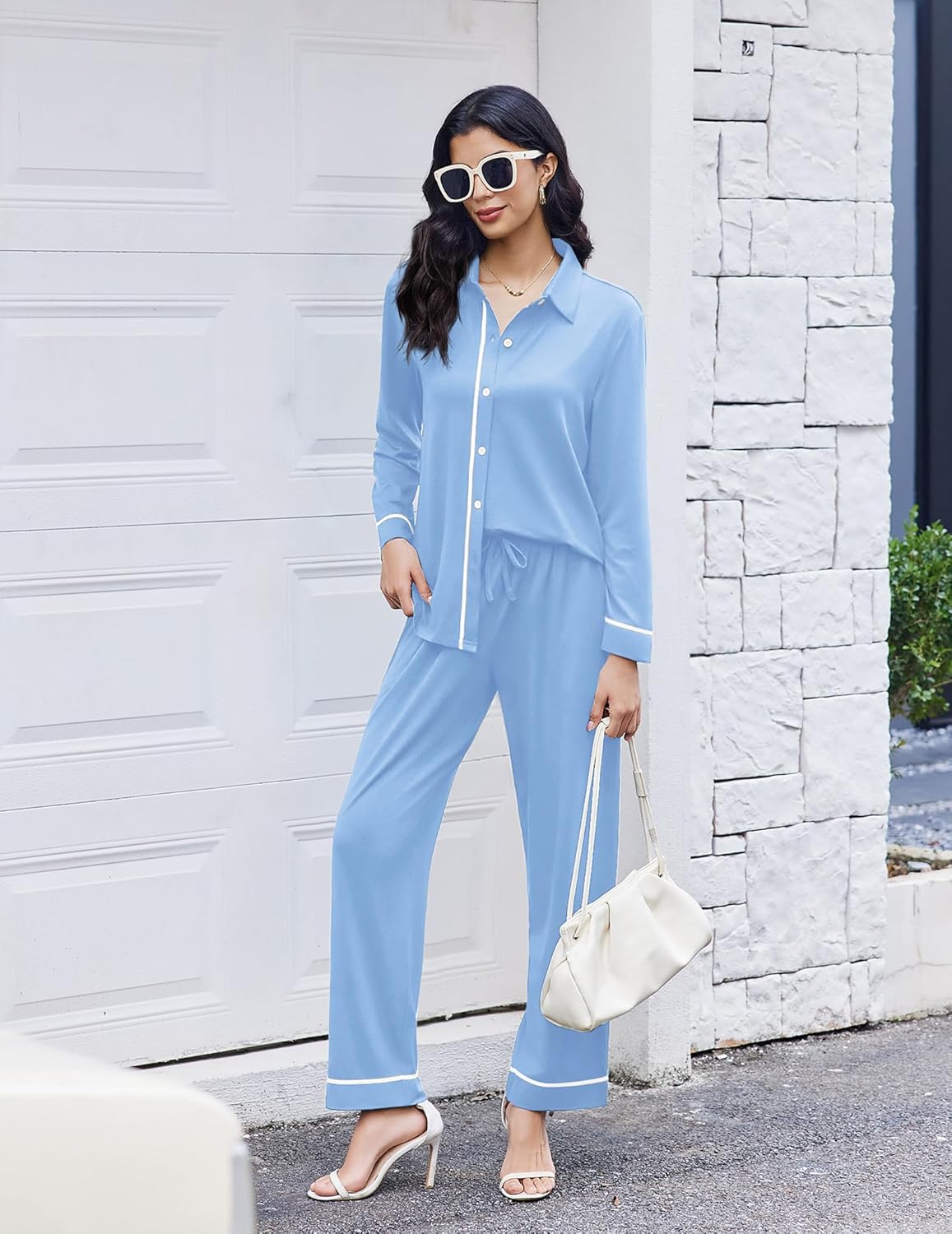 Pajama set bleu clair: chemise boutonnée manches longues et pantalon long à bord blanc