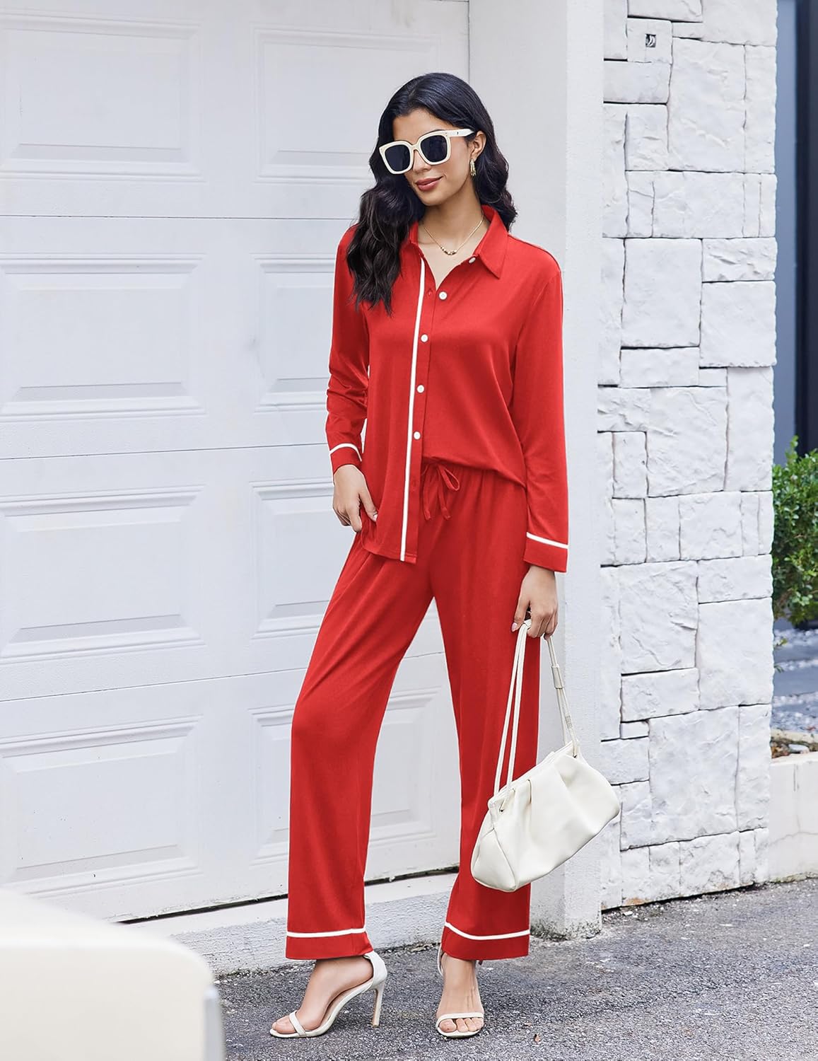 Ensemble pyjama rouge deux pièces: chemise boutonnée et pantalon long à liserés