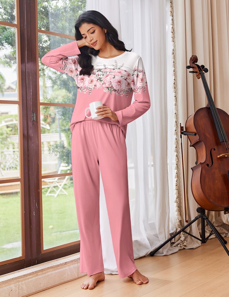 Pijama rosa con panel superior blanco con flores rosas y pantalones largos