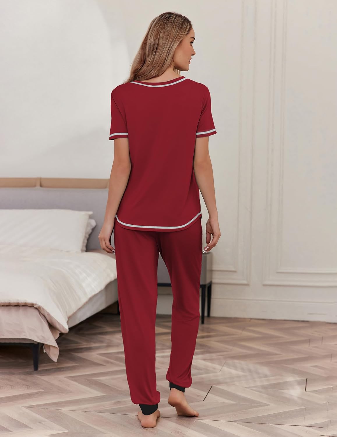 Bordeauxroter Pyjama mit Ringelbesatz an Ärmel und Saum, Hose mit Tunnelzug (Rückansicht)
