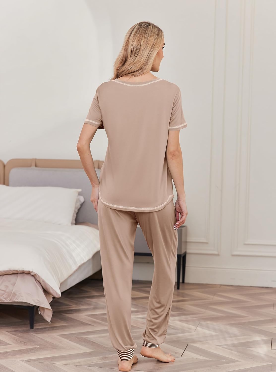Beiges Pyjama-Set mit Rundhalsausschnitt, kurzärmeligem Shirt und Tunnelzughose (Rückansicht)
