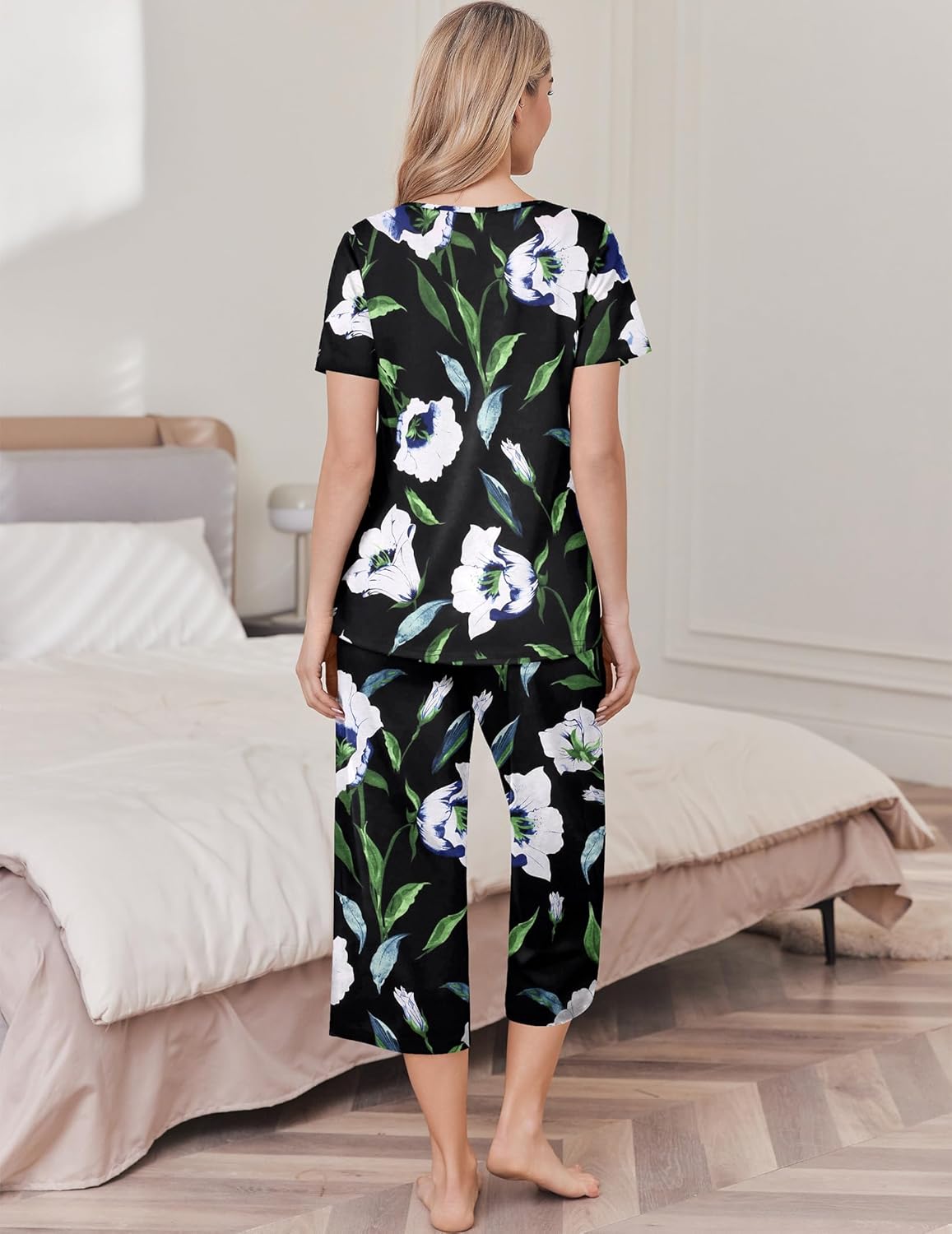 Schwarzes Pyjama-Set mit Blumenmuster, Rückansicht Shirt und Caprihose, blau/weiß