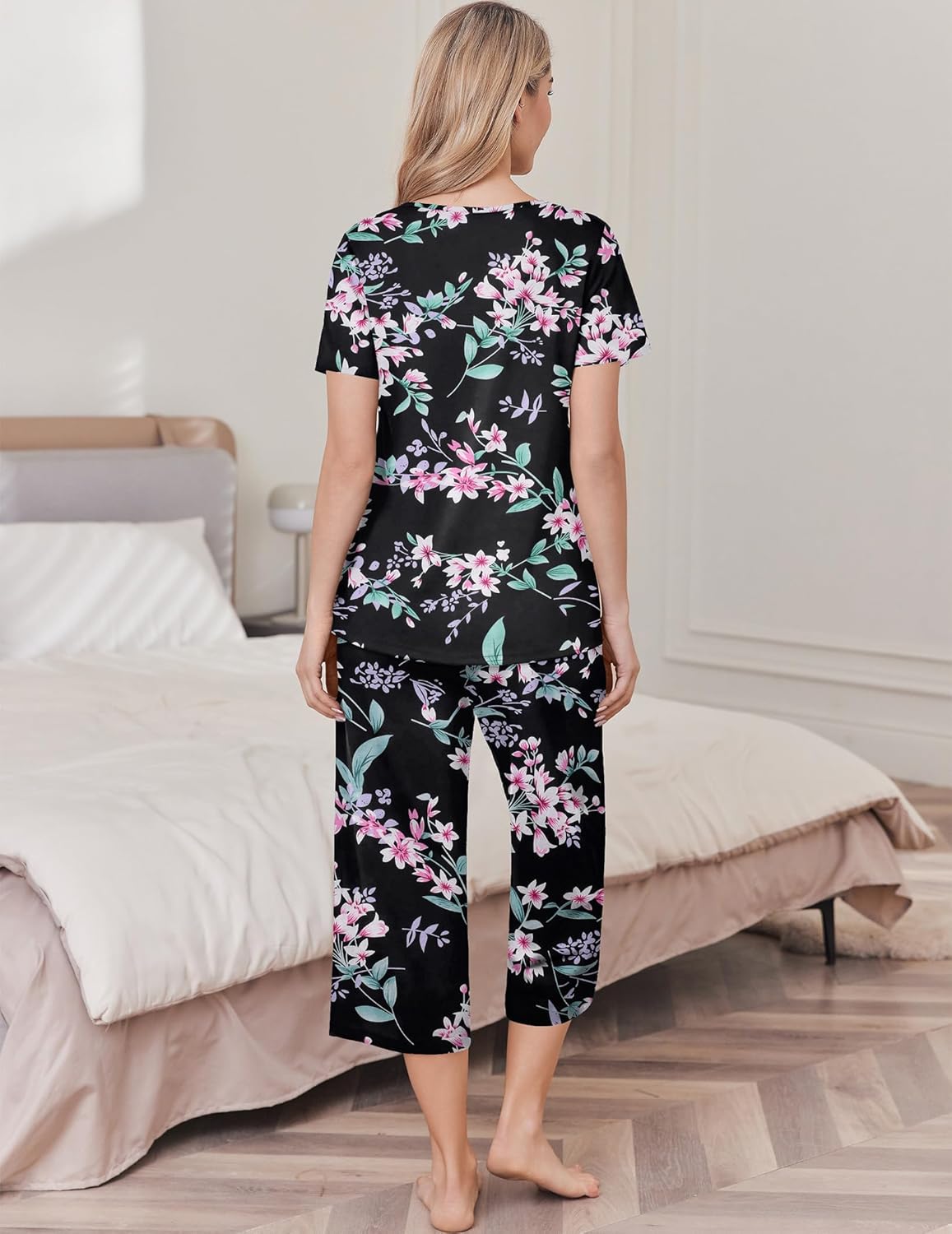 Cotton pajama set with short-sleeve top and capri pants in black floral print