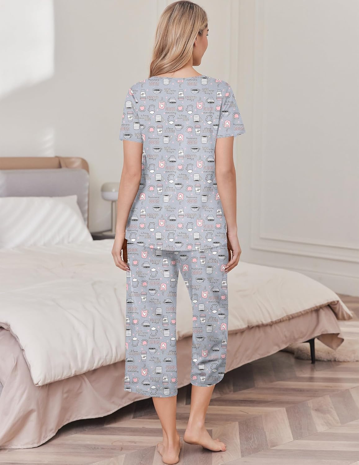 Cotton pajama set with short-sleeve top and capri pants in light gray icon print