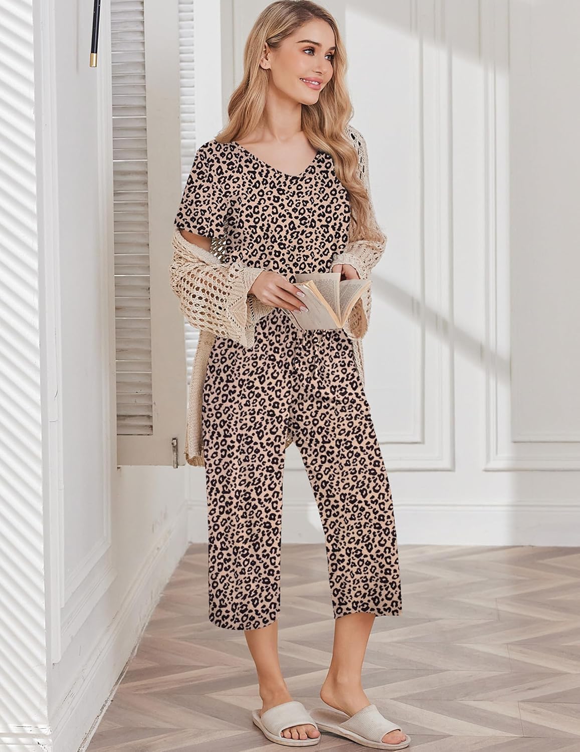 Cotton pajama set with leopard-print top and capri pants, short sleeves