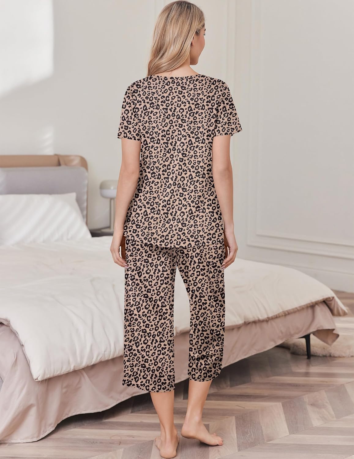 Cotton pajama set with leopard-print top and capri pants, short sleeves
