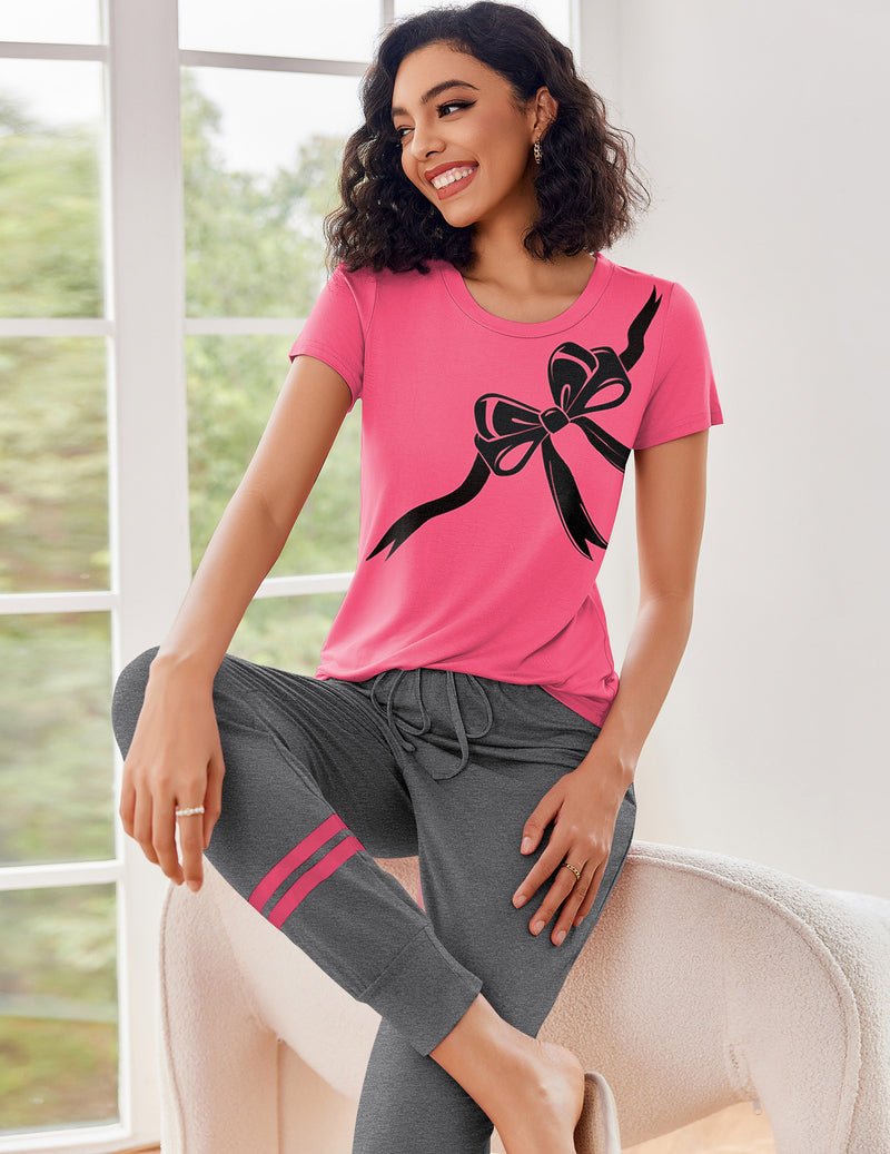 Rosa T-Shirt mit Schleifen-Print und dunkelgraue Jogginghose; 2-teiliger Pyjama mit Kordelzug