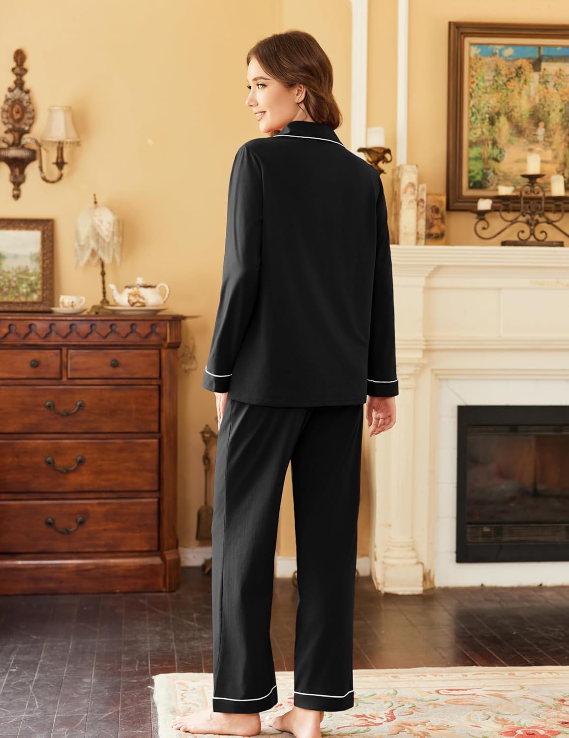 Conjunto pijama negro, espalda vista, camisa de manga larga con ribete blanco y pantalón largo.