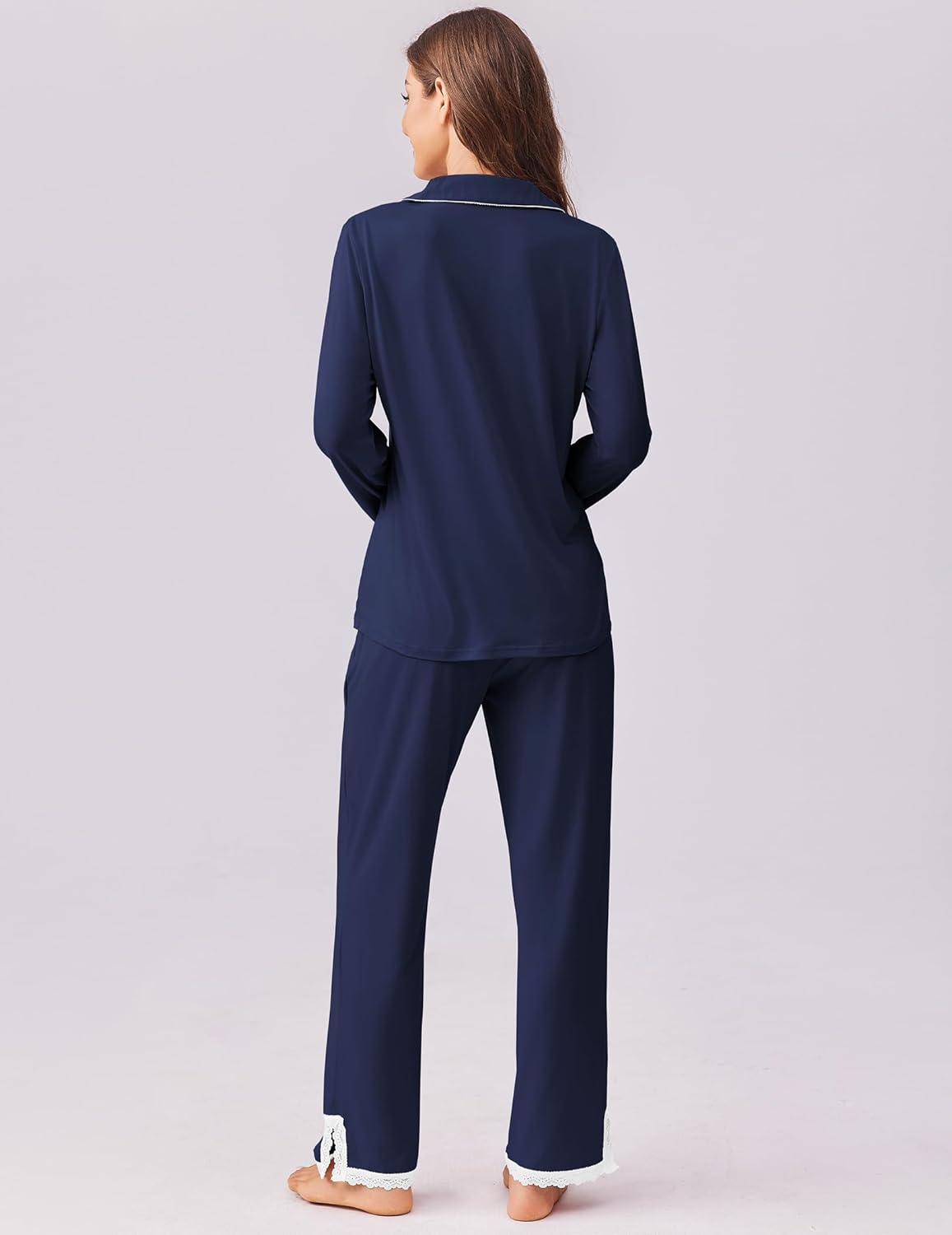 Set pigiama blu navy con camicia abbottonata e pantaloni lunghi, vista posteriore