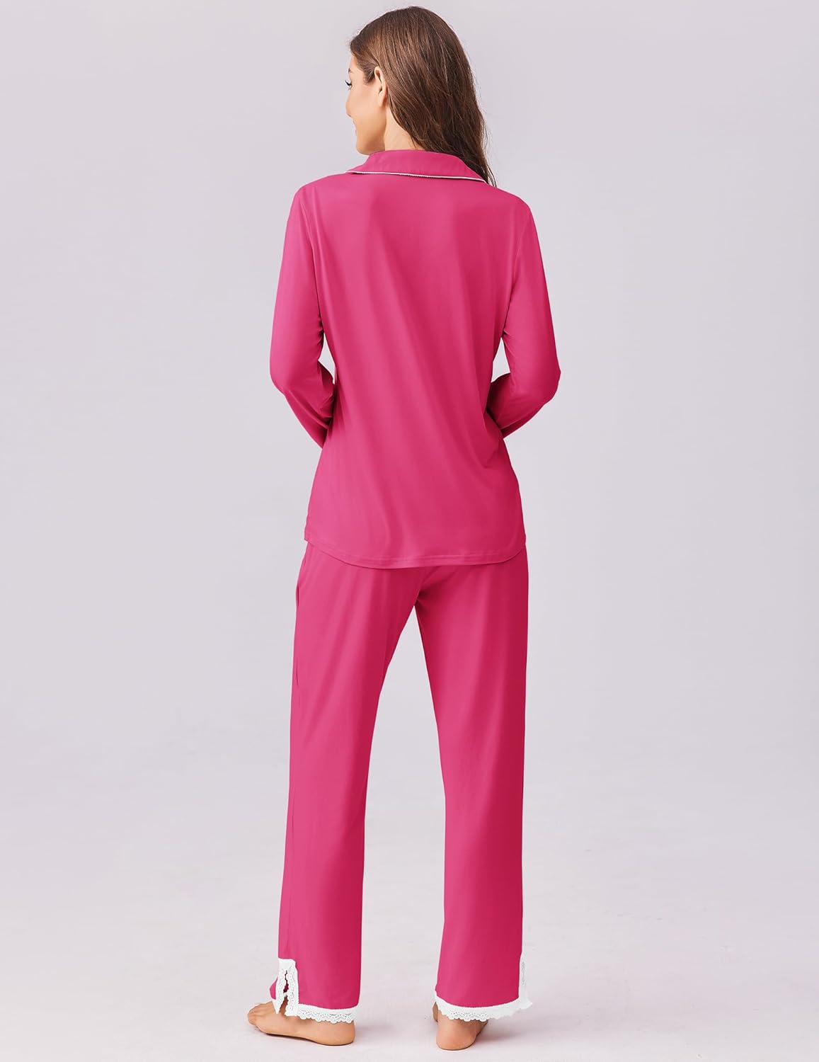 Set pigiama rosa con camicia abbottonata e pantaloni lunghi, vista posteriore