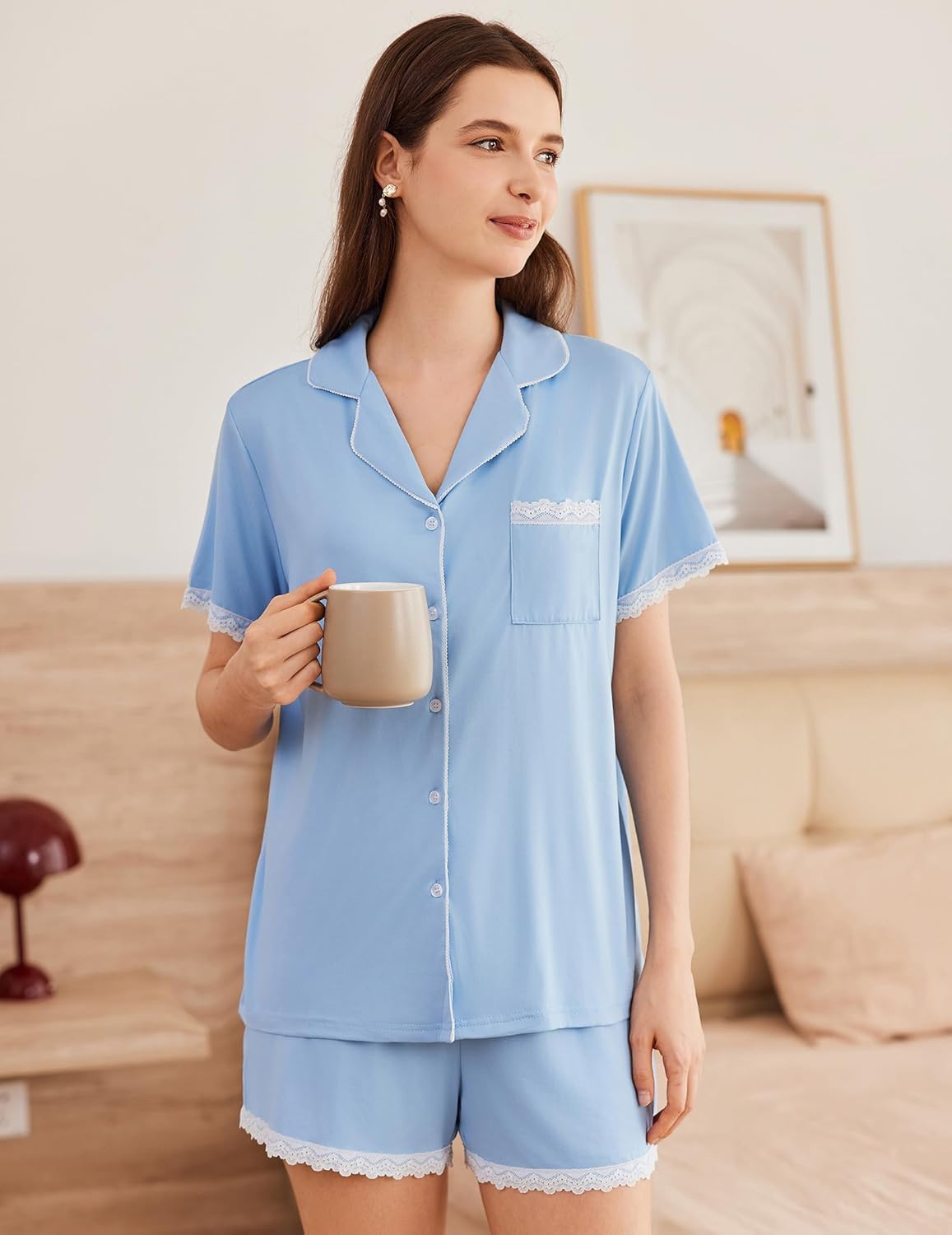 Set pigiama azzurro: camicia con bottoni e pantaloncini con bordo in pizzo