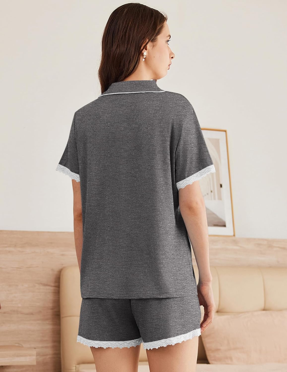 Pigiama set con camicia abbottonata maniche corte e pantaloncini, finitura in pizzo