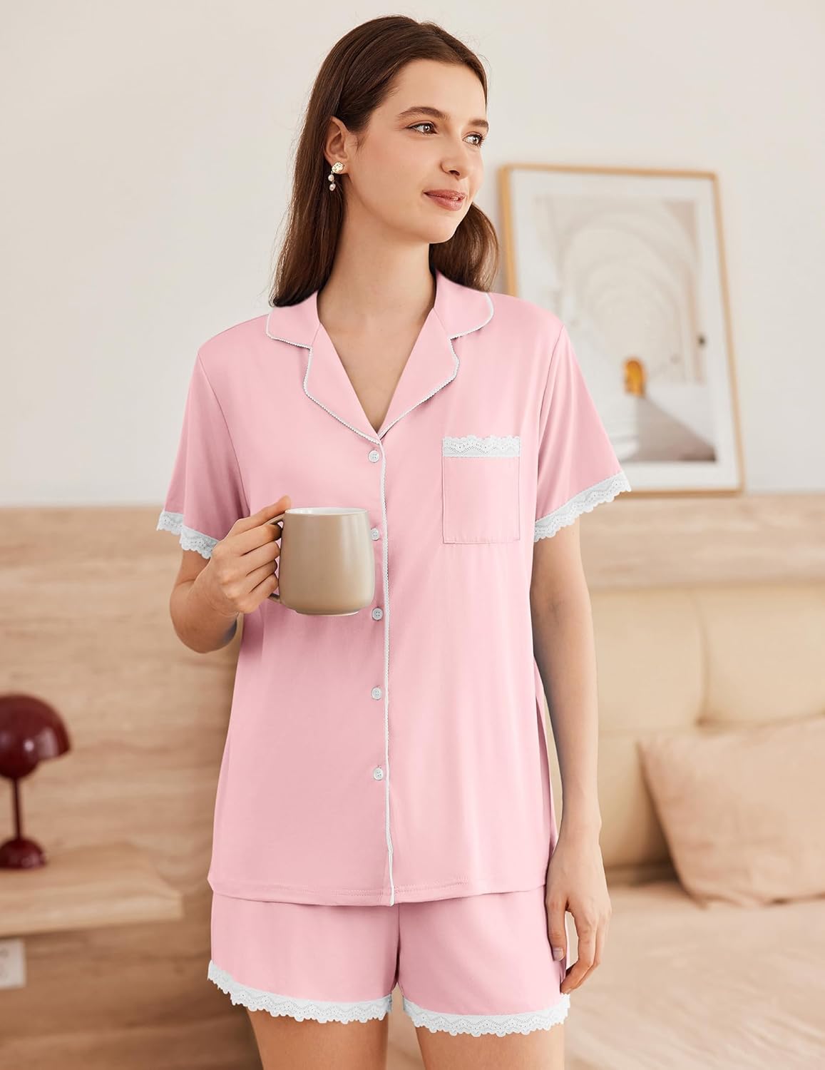 Set pigiama rosa chiaro: camicia con bottoni e pantaloncini con finitura in pizzo