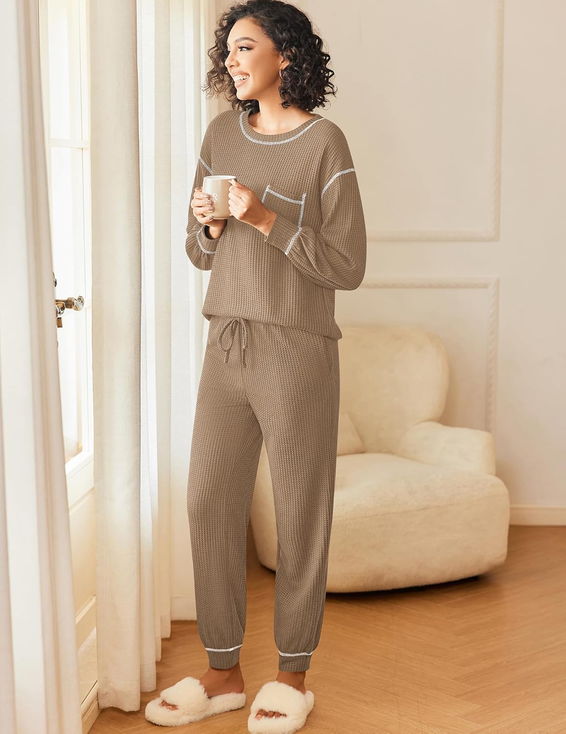Khaki-braunes Pajama-Set aus Waffelstrick, langarm mit Brusttasche und Bündchenhose