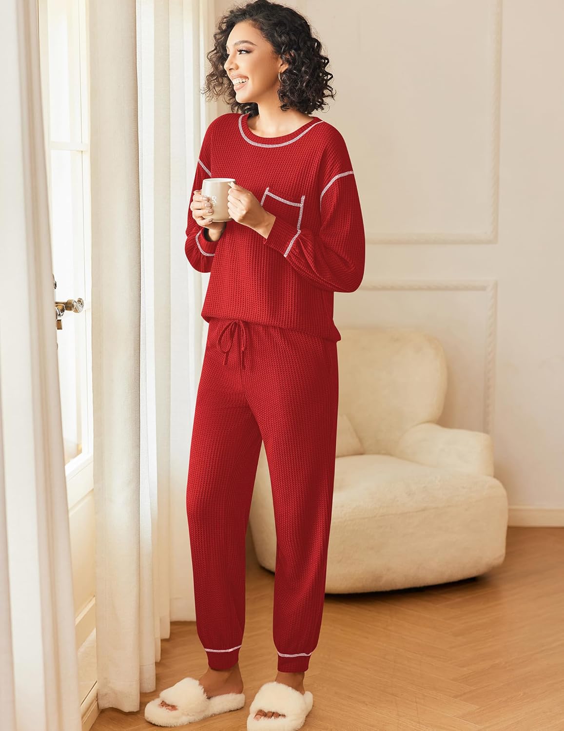Rotes Pajama-Set aus Waffelstrick, langarm mit Brusttasche und passender Hose