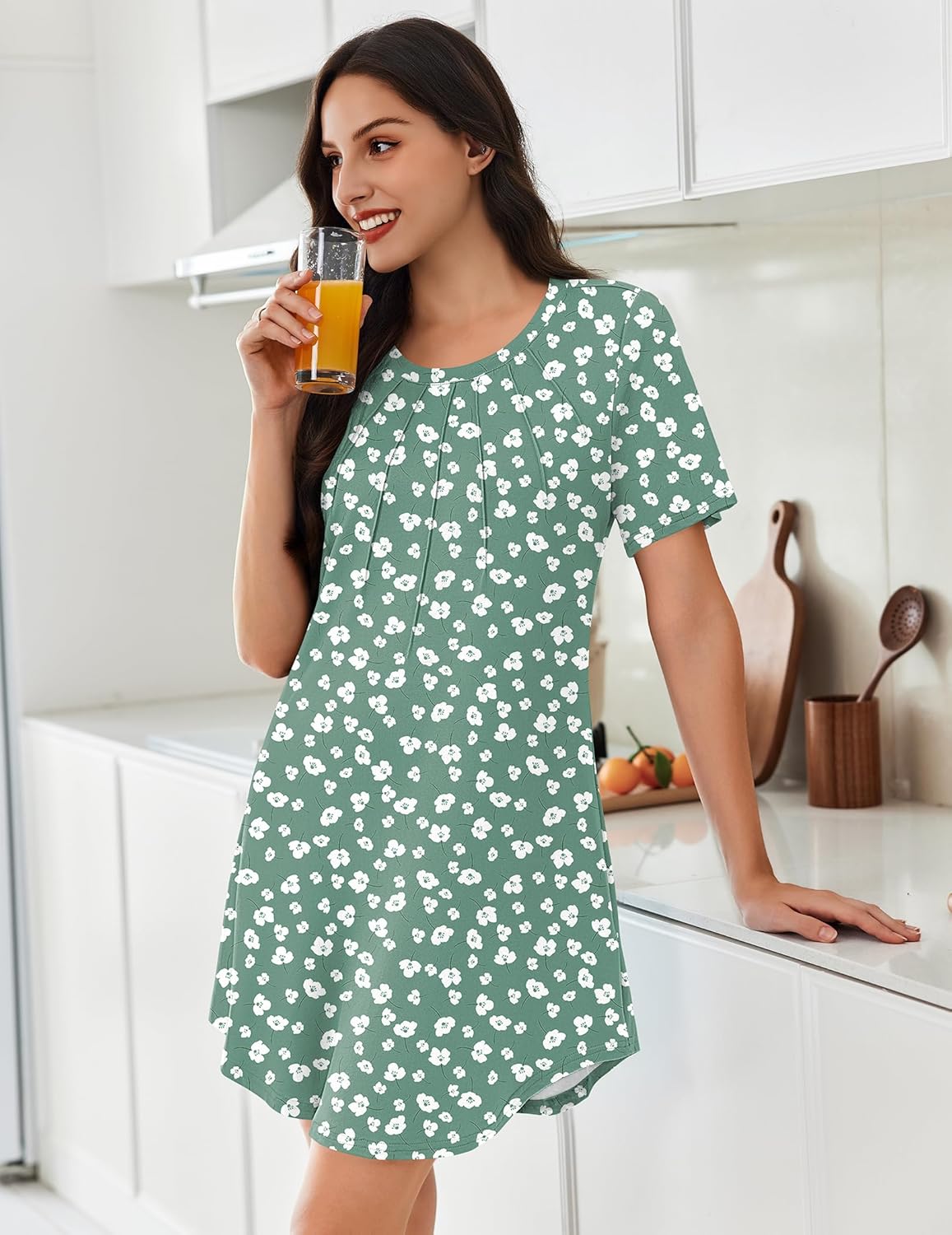 Pleated short-sleeve sleepdress in green with small white floral pattern