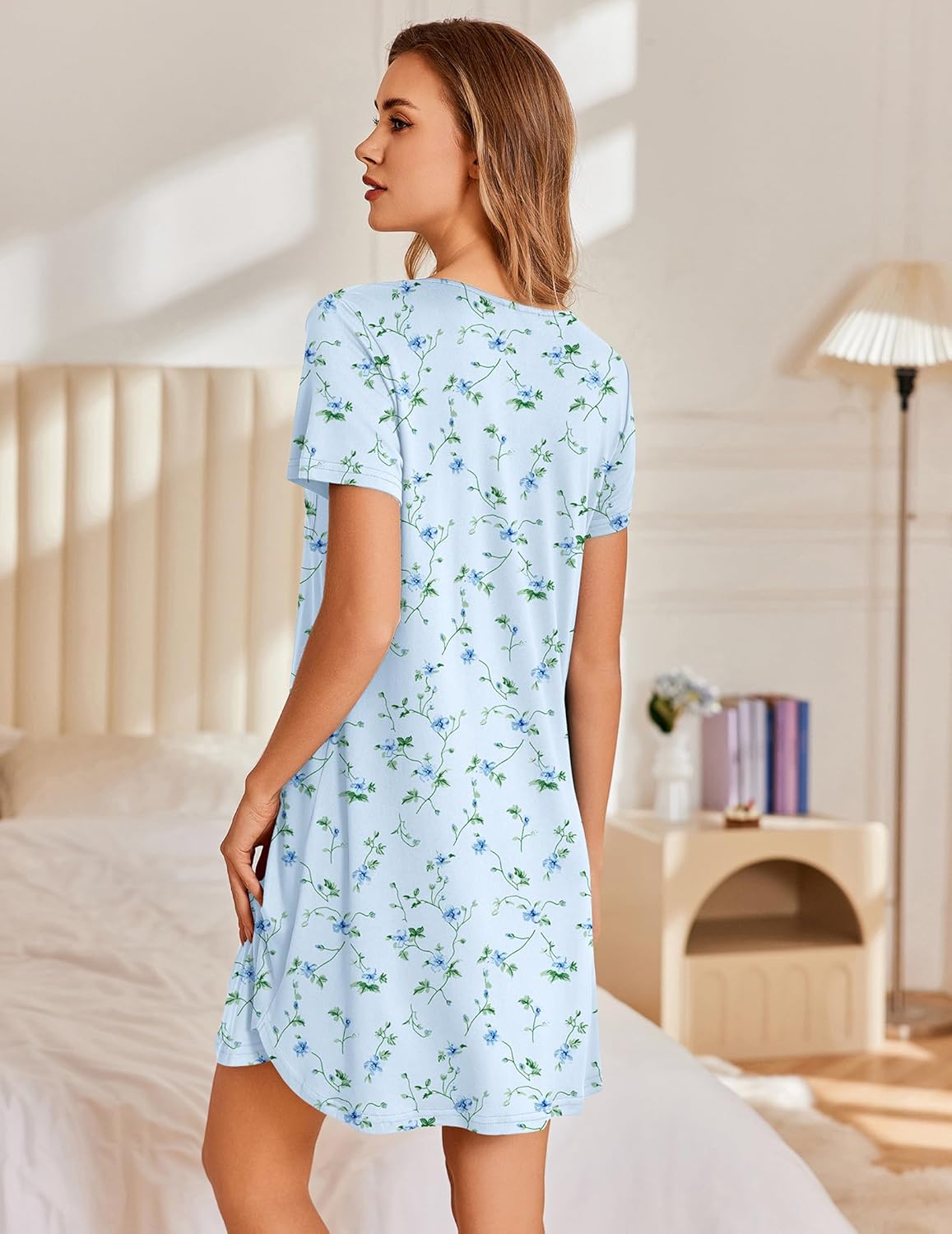 Hellblaues Falten-Nachthemd mit Blumenprint, kurzärmlig, knielang (Rückansicht)
