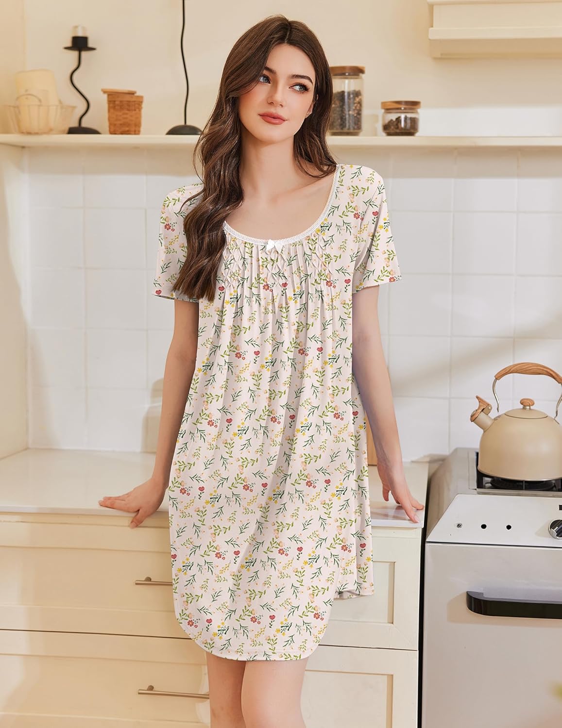 Falten-Nachthemd, kurzärmlig, cremefarben mit buntem Blumenprint, knielang