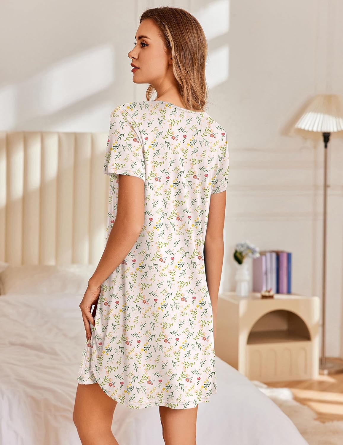Cremefarbenes Falten-Nachthemd mit buntem Blumenprint, kurzärmlig, knielang (Rückansicht)