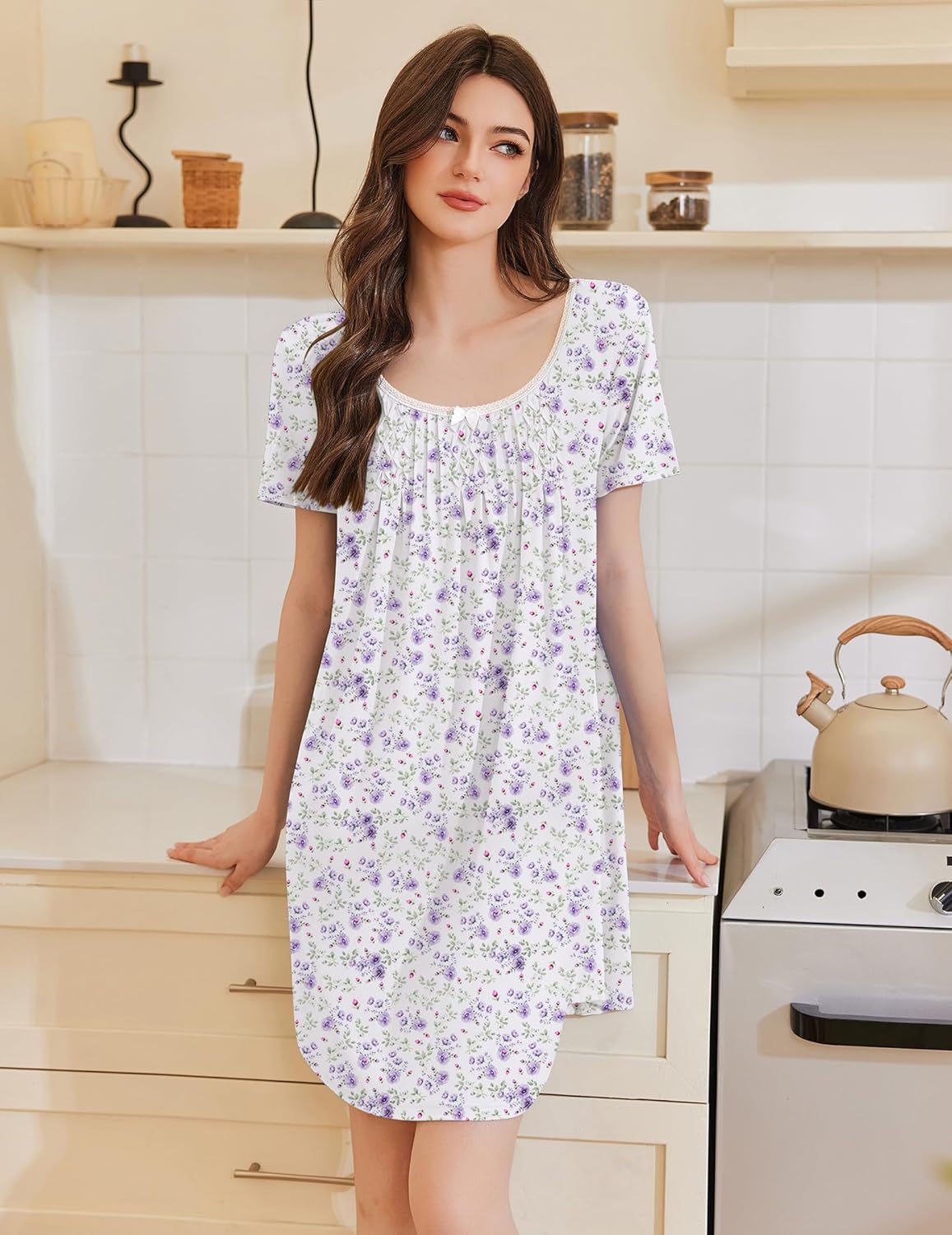 Falten-Nachthemd, kurzärmlig, weiß mit lila Blumenprint, knielang