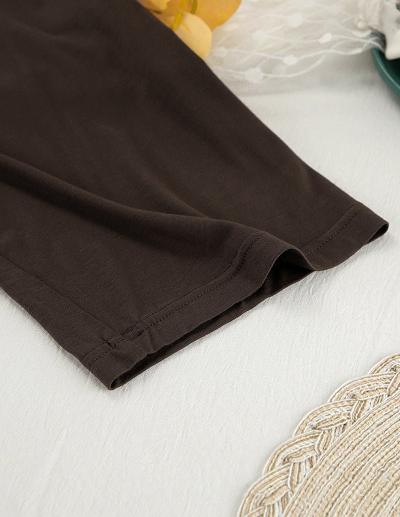 Relaxed fit lounge set shorts in dark brown, leg cuff edge