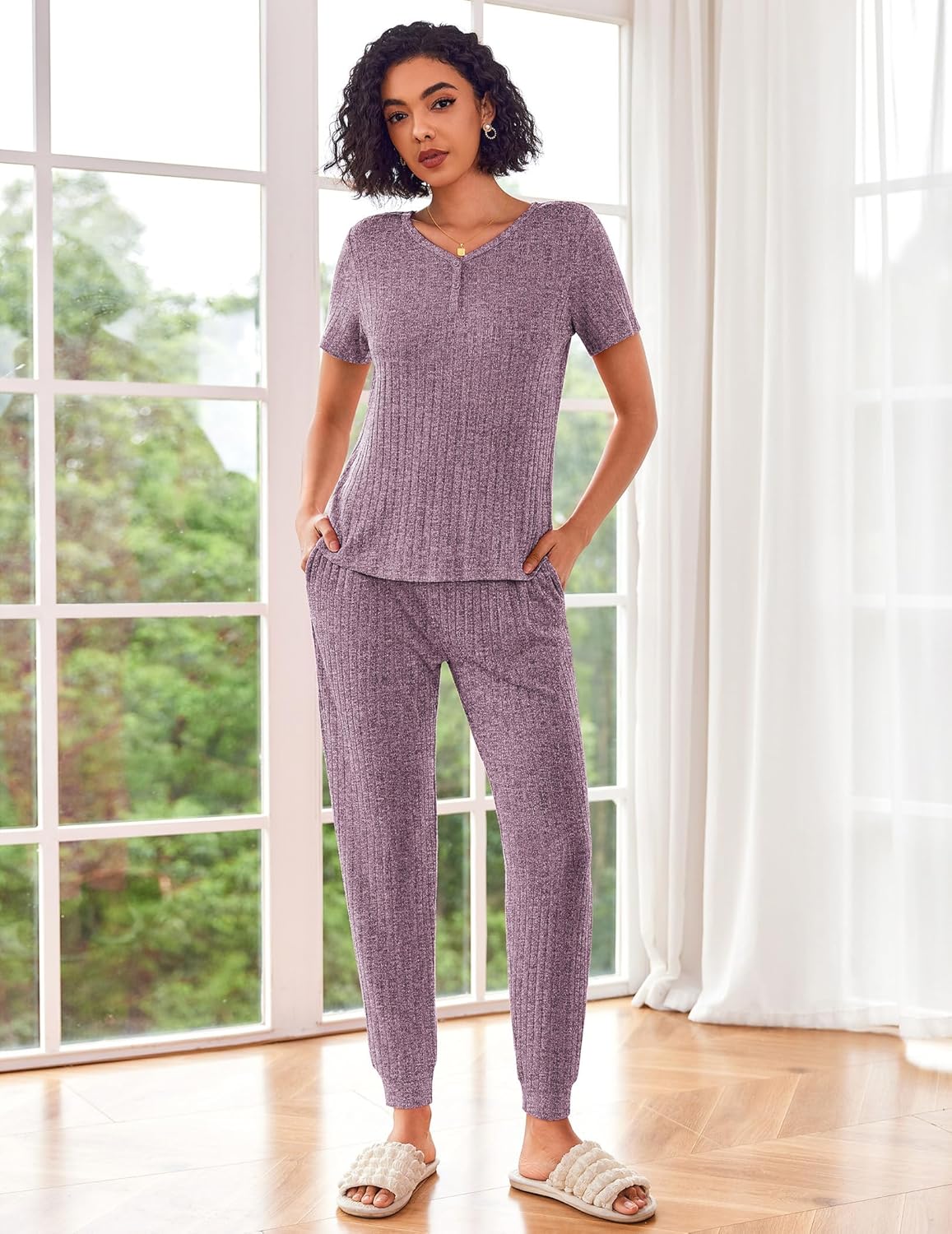 Rippstrick-Joggerhose in Violettgrau, Lounge-Passform mit elastischem Abschluss unten