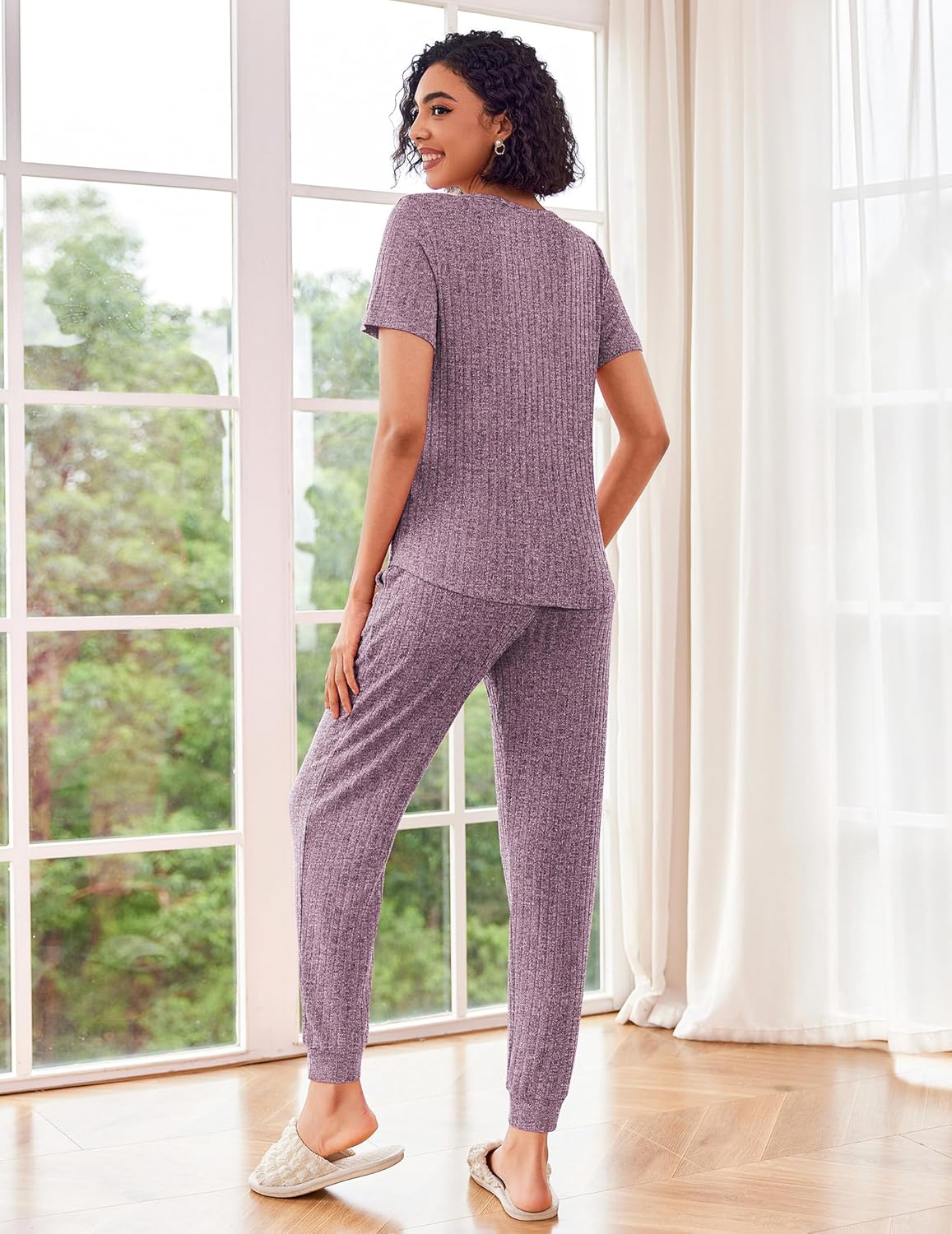Rippstrick-Joggerhose in Violett, bequem geschnitten mit Bündchen an den Knöcheln