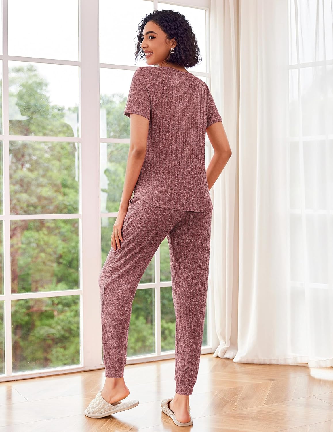 Rippstrick-Joggerhose in Wine Red, schmale Silhouette mit Bündchen an den Knöcheln