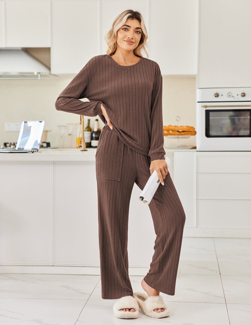 Braunes Rippstrick-Schlafanzug-Set mit Langarmshirt und langen Schlaghosen