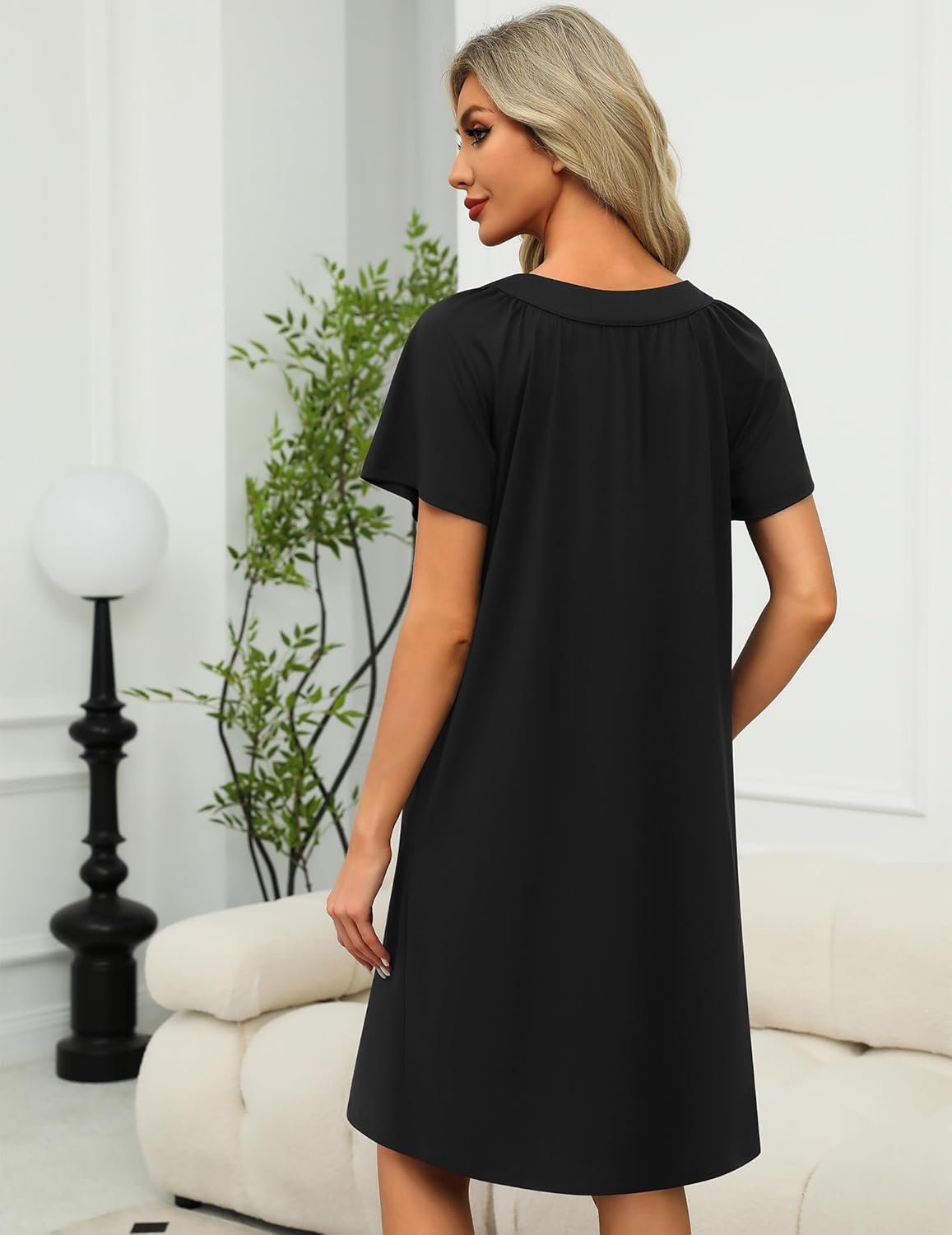 Robe mumu zippée noire unie, vue de dos, ourlet évasé, manches courtes