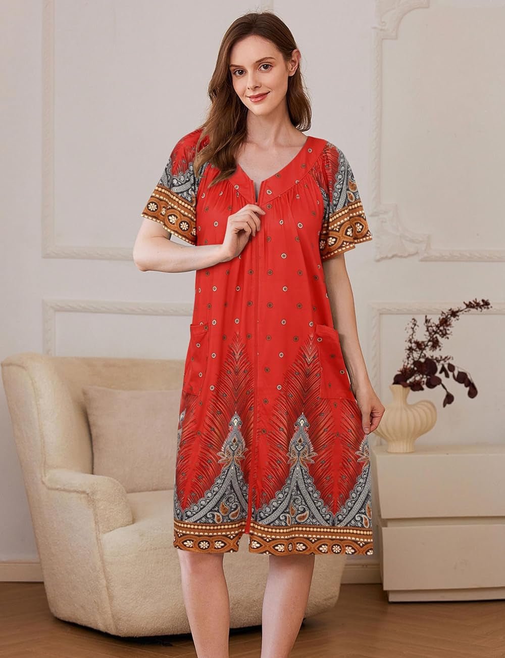 Robe mumu zippée rouge à motifs ethniques, bordures décoratives et col fendu