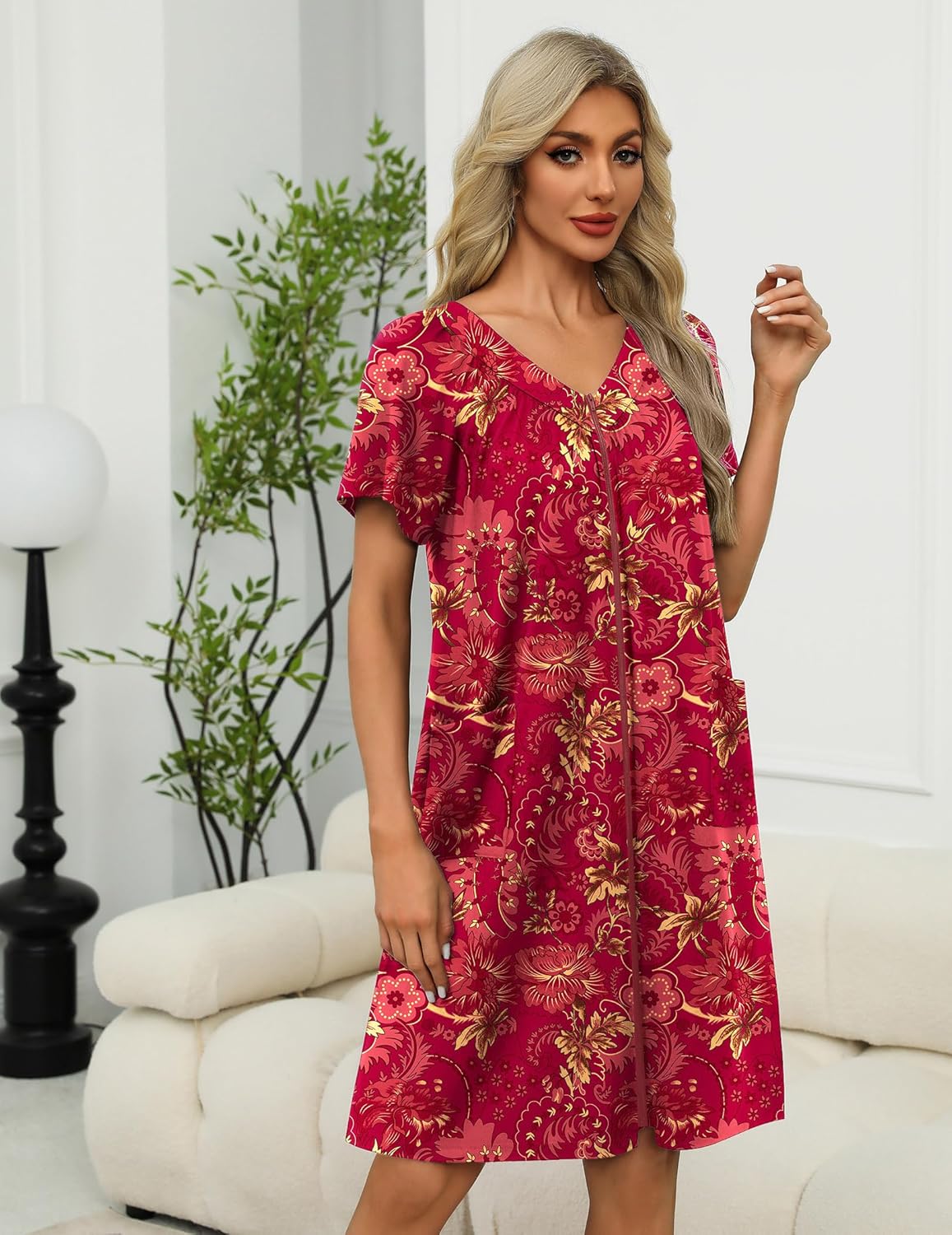 Robe rouge fleurie à fermeture éclair devant, encolure en V, manches courtes, mumu