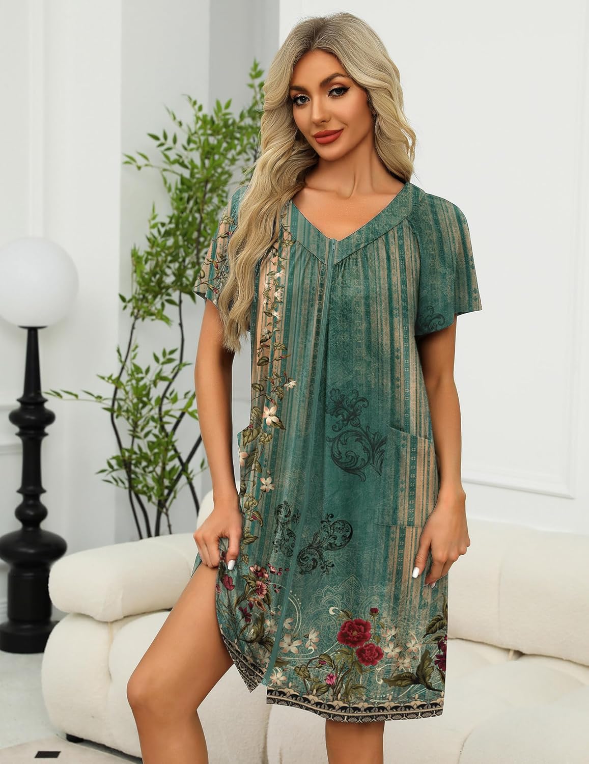 Robe verte fleurie, encolure en V et fermeture éclair, ourlet contrasté, manches courtes
