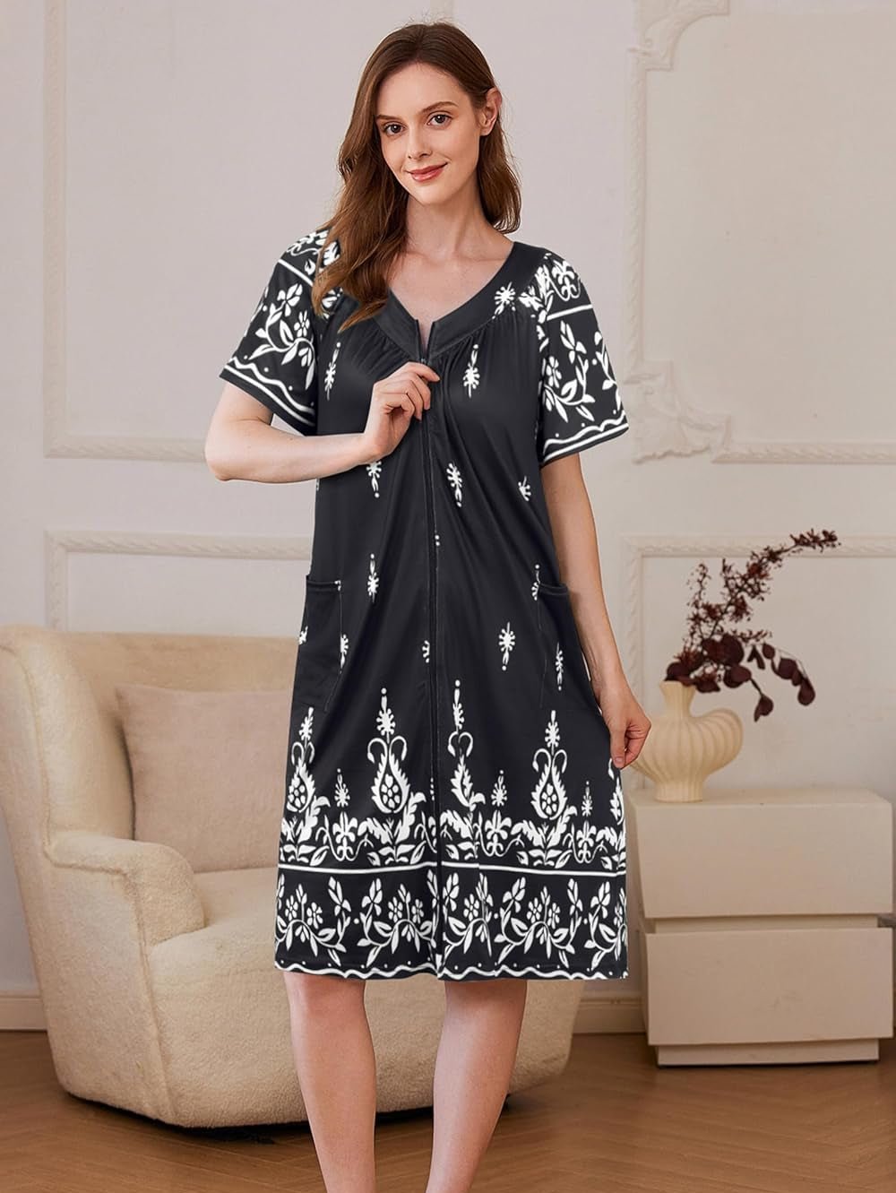 Robe mumu zippée noire à imprimé blanc, col fendu, manches courtes