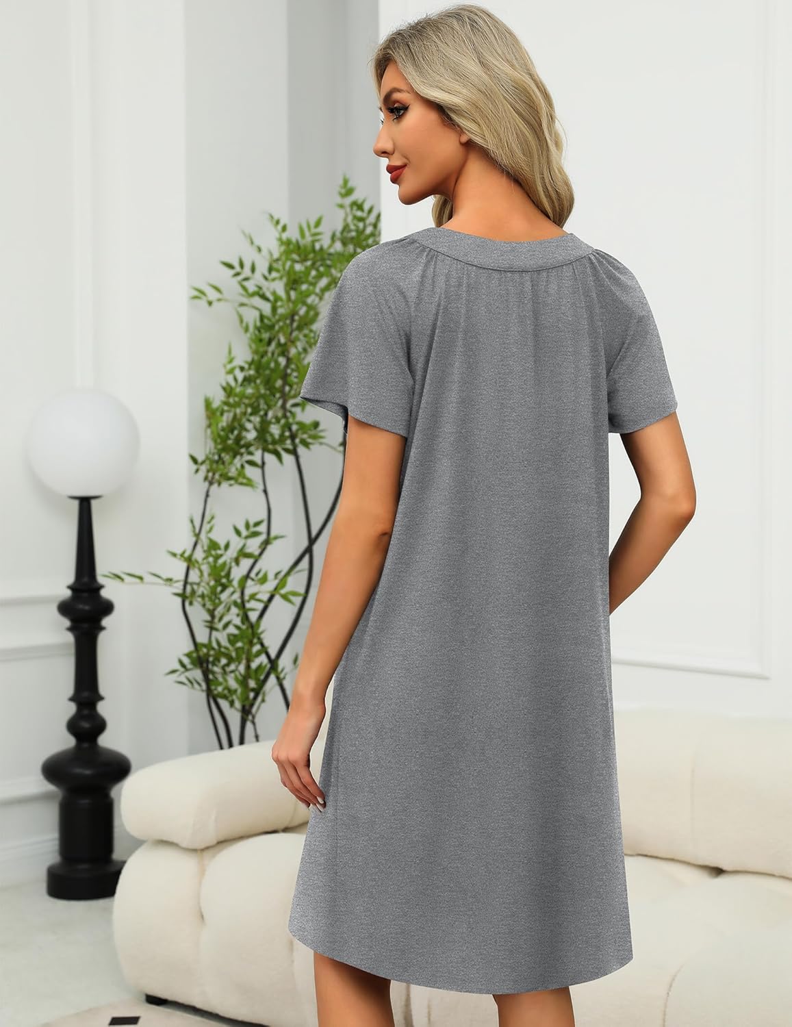Robe grise à fermeture éclair devant, encolure ronde, manches courtes, coupe ample