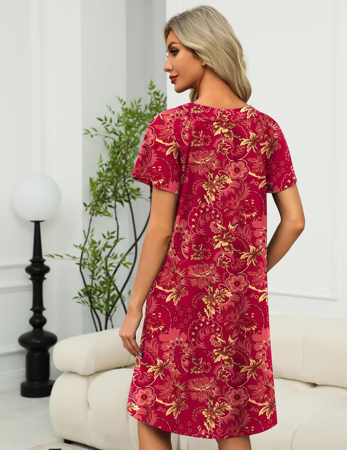 Robe rouge fleurie, vue arrière, fermeture éclair et encolure en V, manches courtes