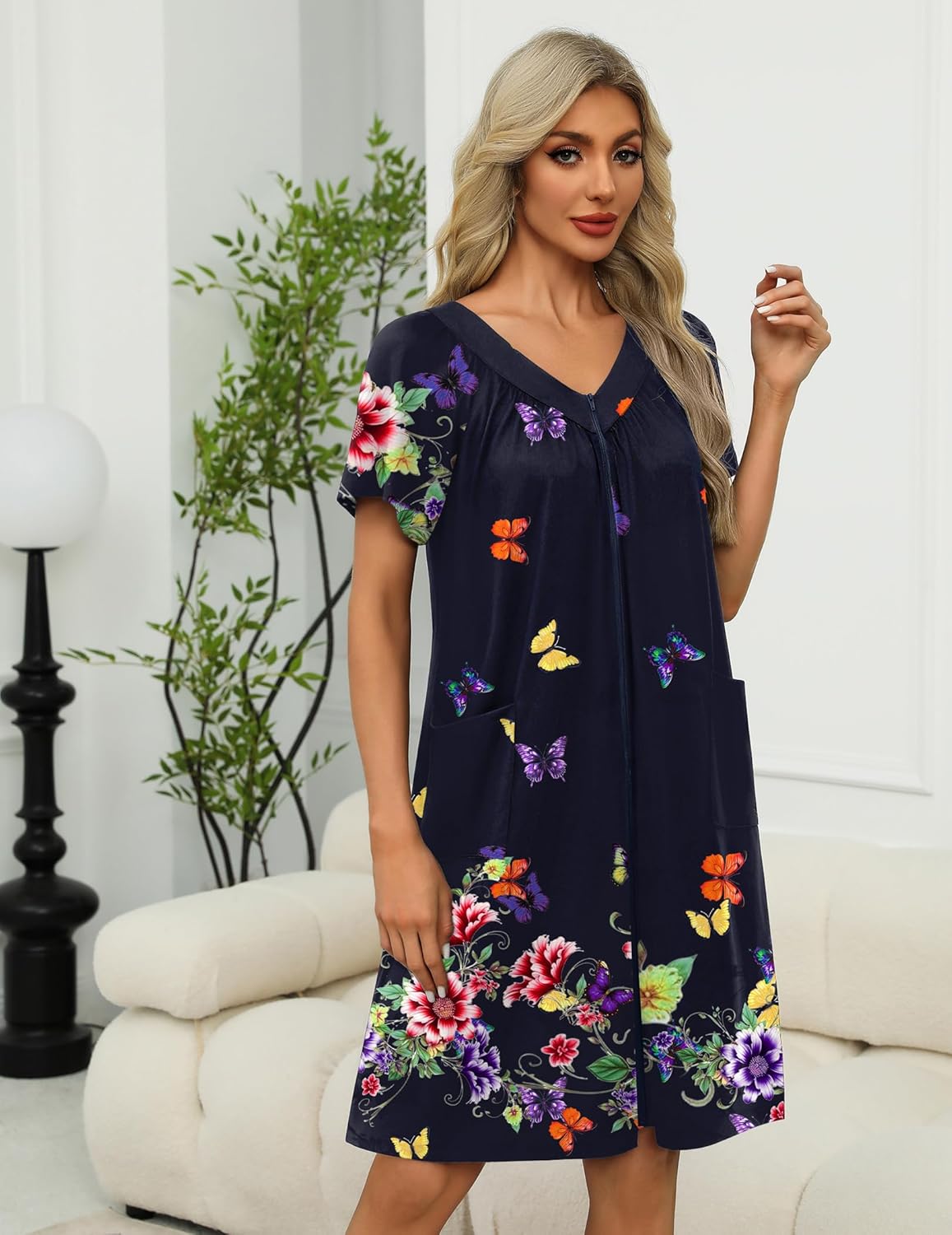 Robe mumu zippée bleu marine à papillons et fleurs colorés, boutons-zip devant