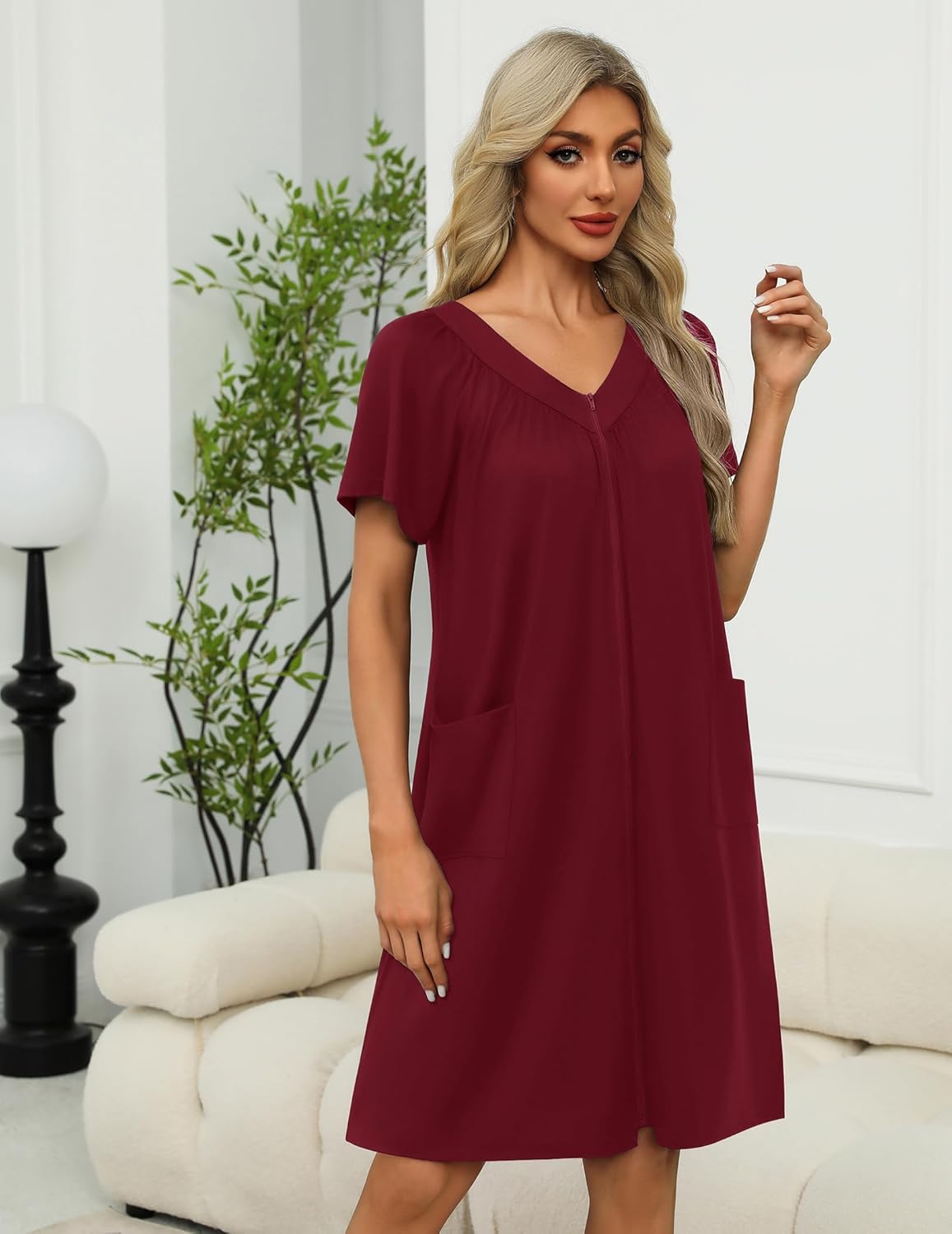 Zipper Front Mumu Duster Housecoat weinrot, Vorderansicht mit V-Ausschnitt